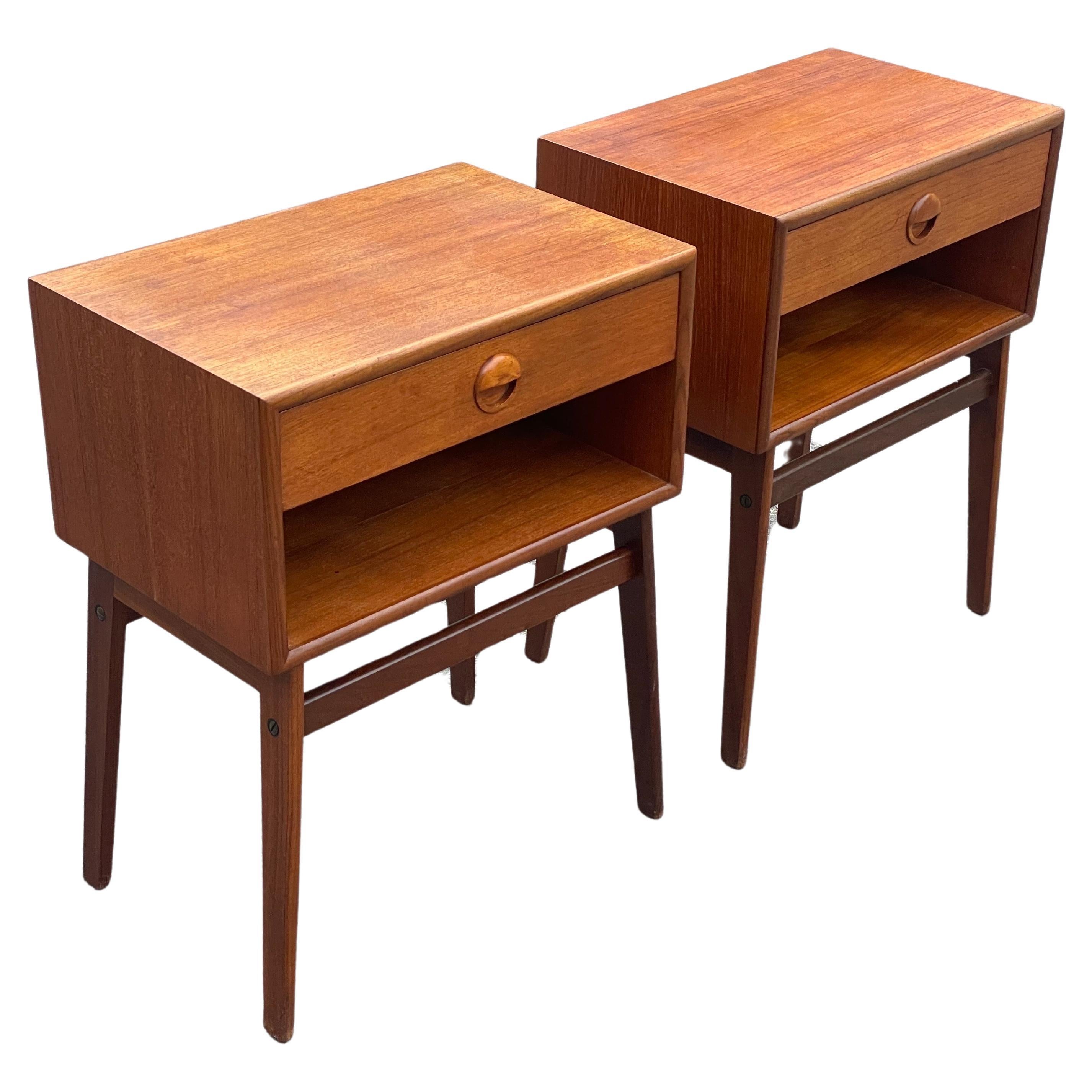 A pair of classic Danish mid-century modern nightstands from the 1960´s For Sale