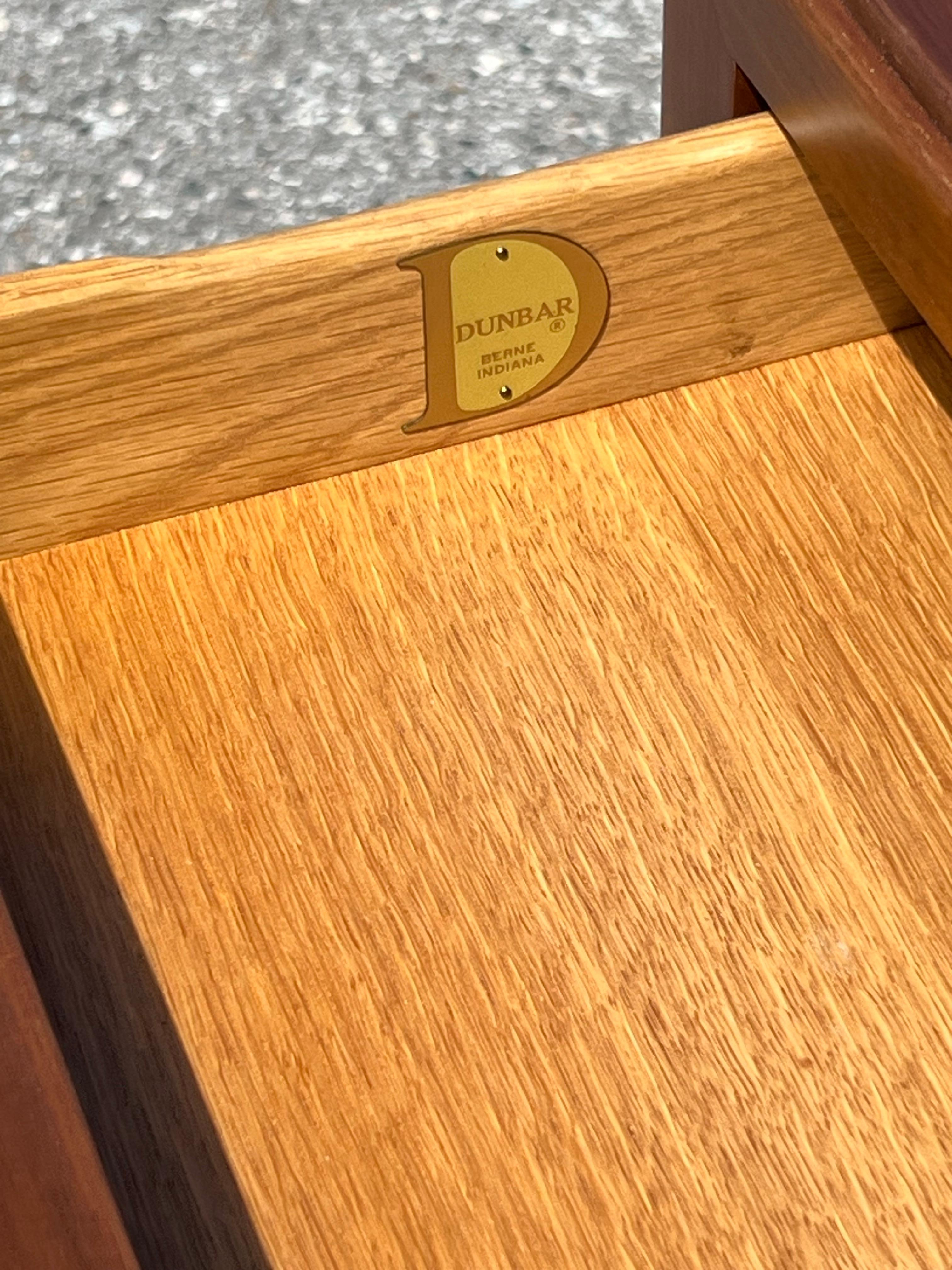 Paire de tables d'appoint Classic en noyer par Edward Wormley pour Dunbar, vers 1960 en vente 7