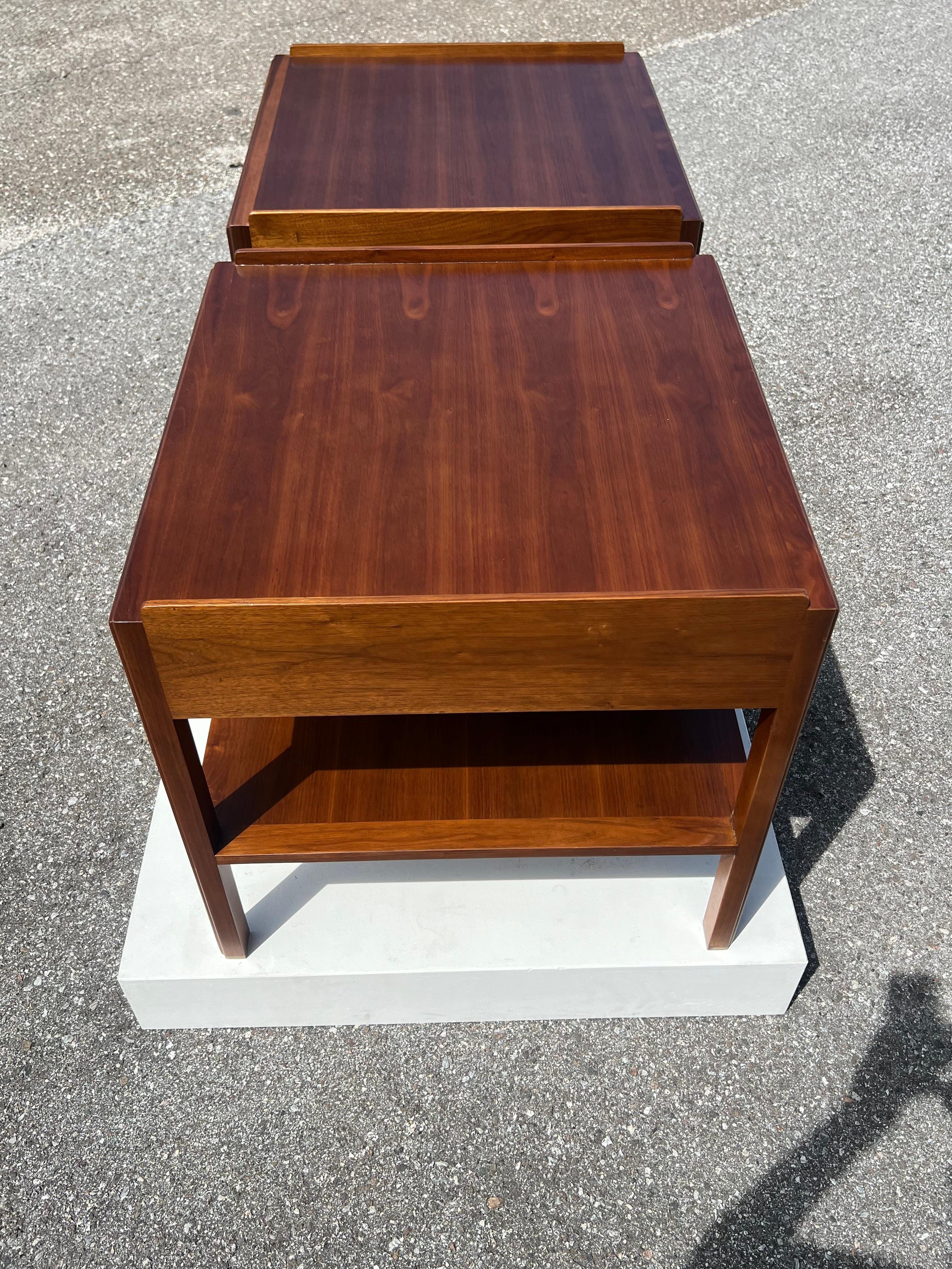 Paire de tables d'appoint Classic en noyer par Edward Wormley pour Dunbar, vers 1960 en vente 8