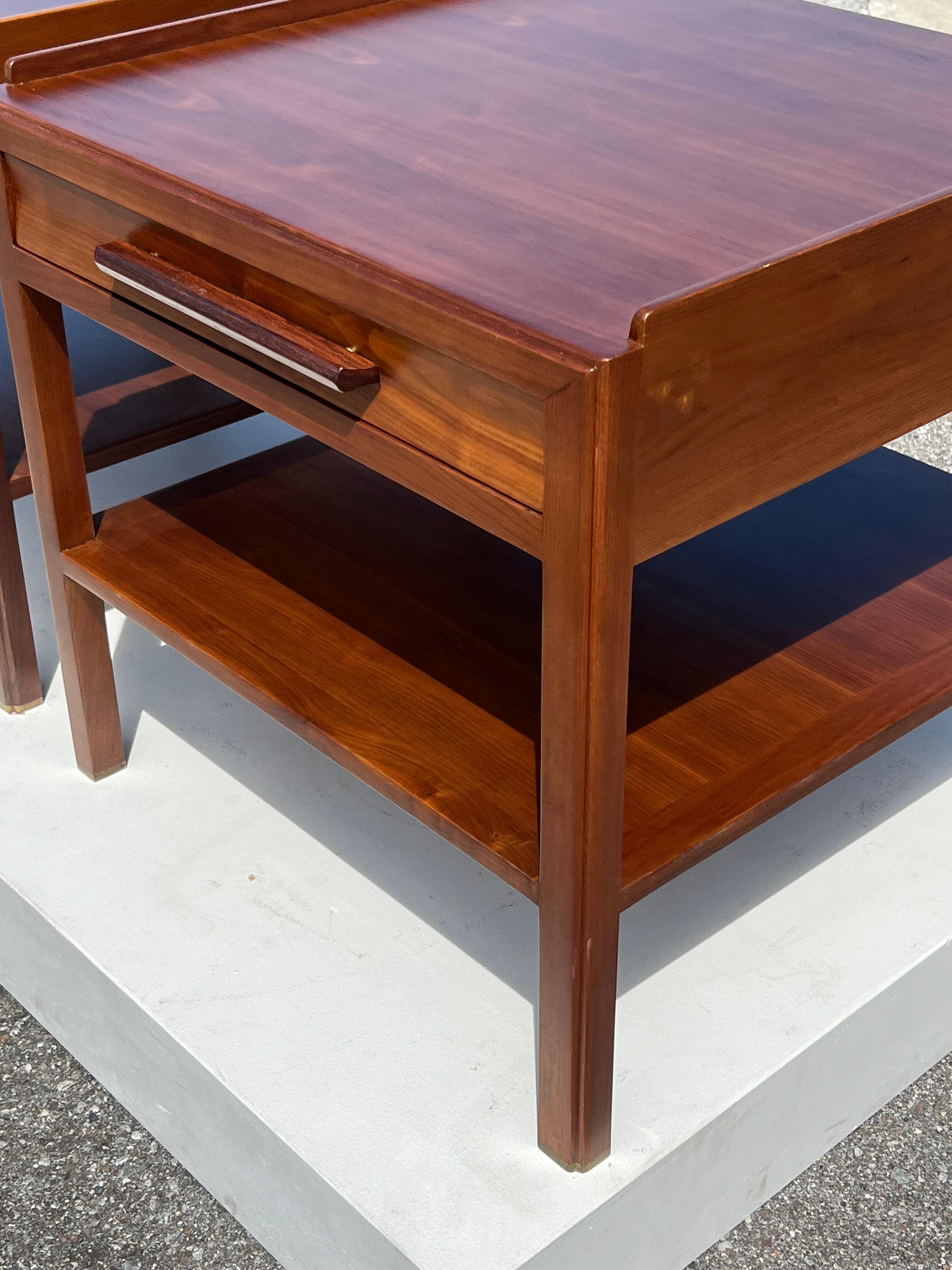 Paire de tables d'appoint Classic en noyer par Edward Wormley pour Dunbar, vers 1960 en vente 9