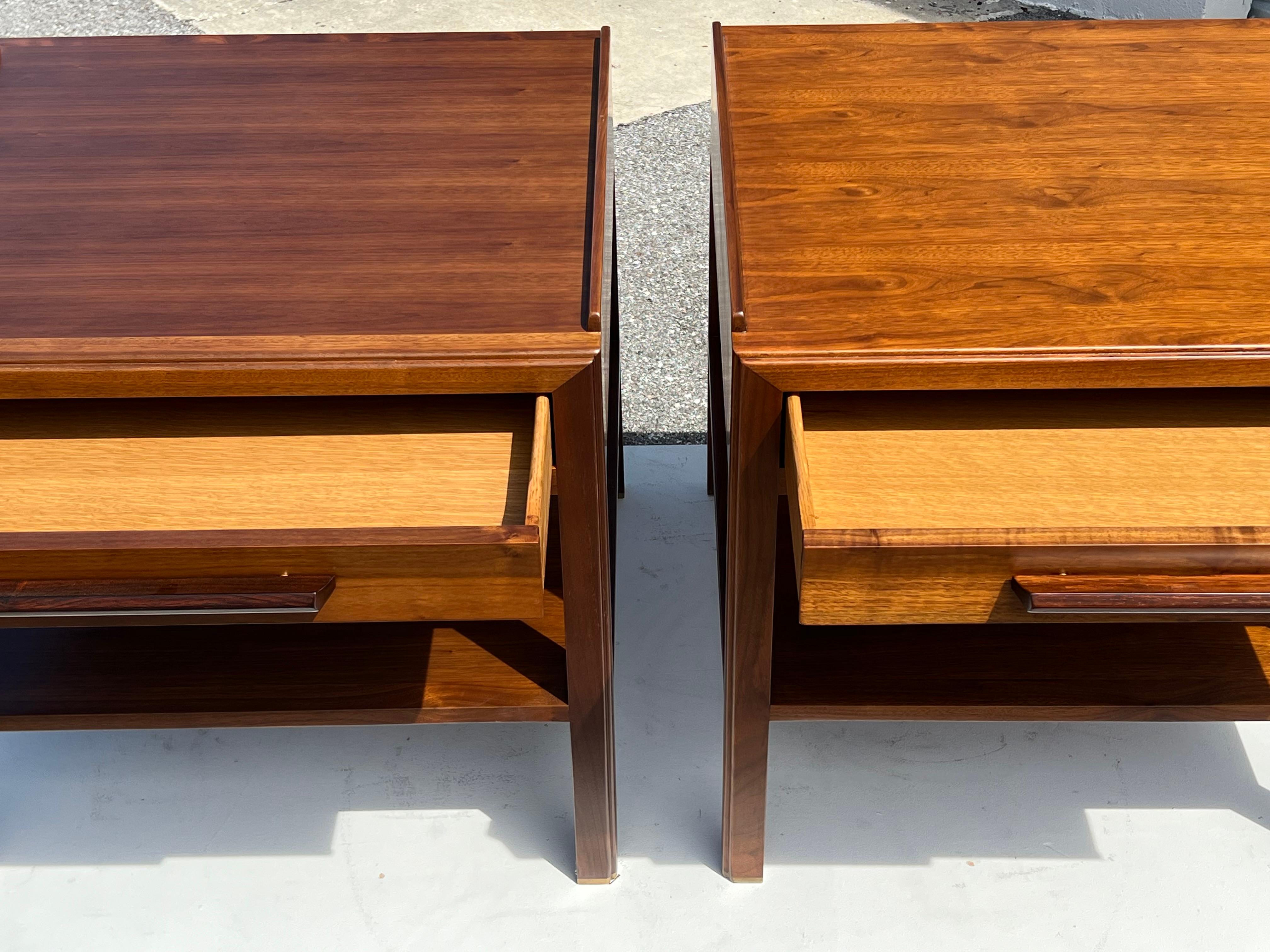 Mid-Century Modern Paire de tables d'appoint Classic en noyer par Edward Wormley pour Dunbar, vers 1960 en vente
