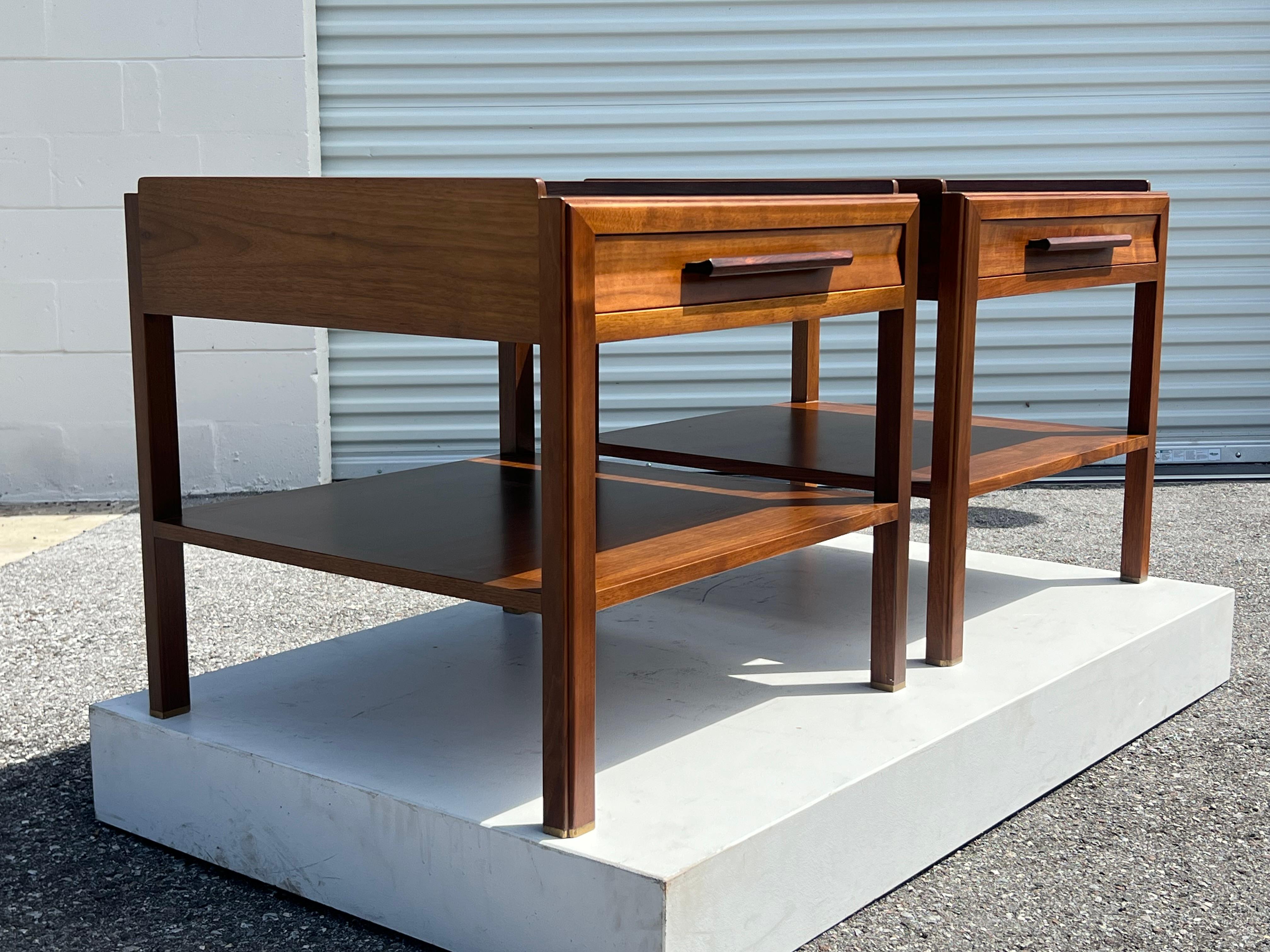 Américain Paire de tables d'appoint Classic en noyer par Edward Wormley pour Dunbar, vers 1960 en vente