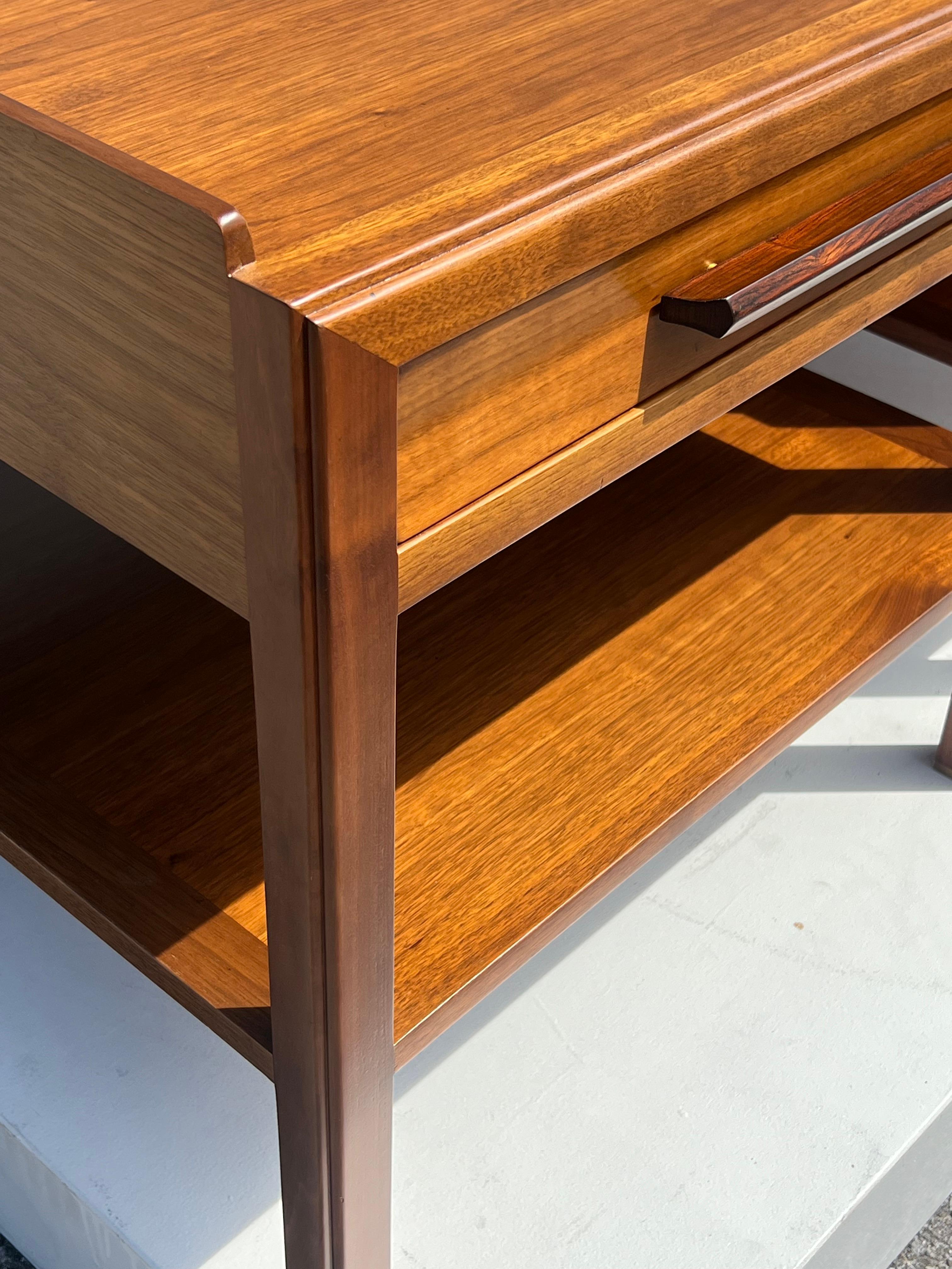 Paire de tables d'appoint Classic en noyer par Edward Wormley pour Dunbar, vers 1960 Bon état - En vente à St.Petersburg, FL