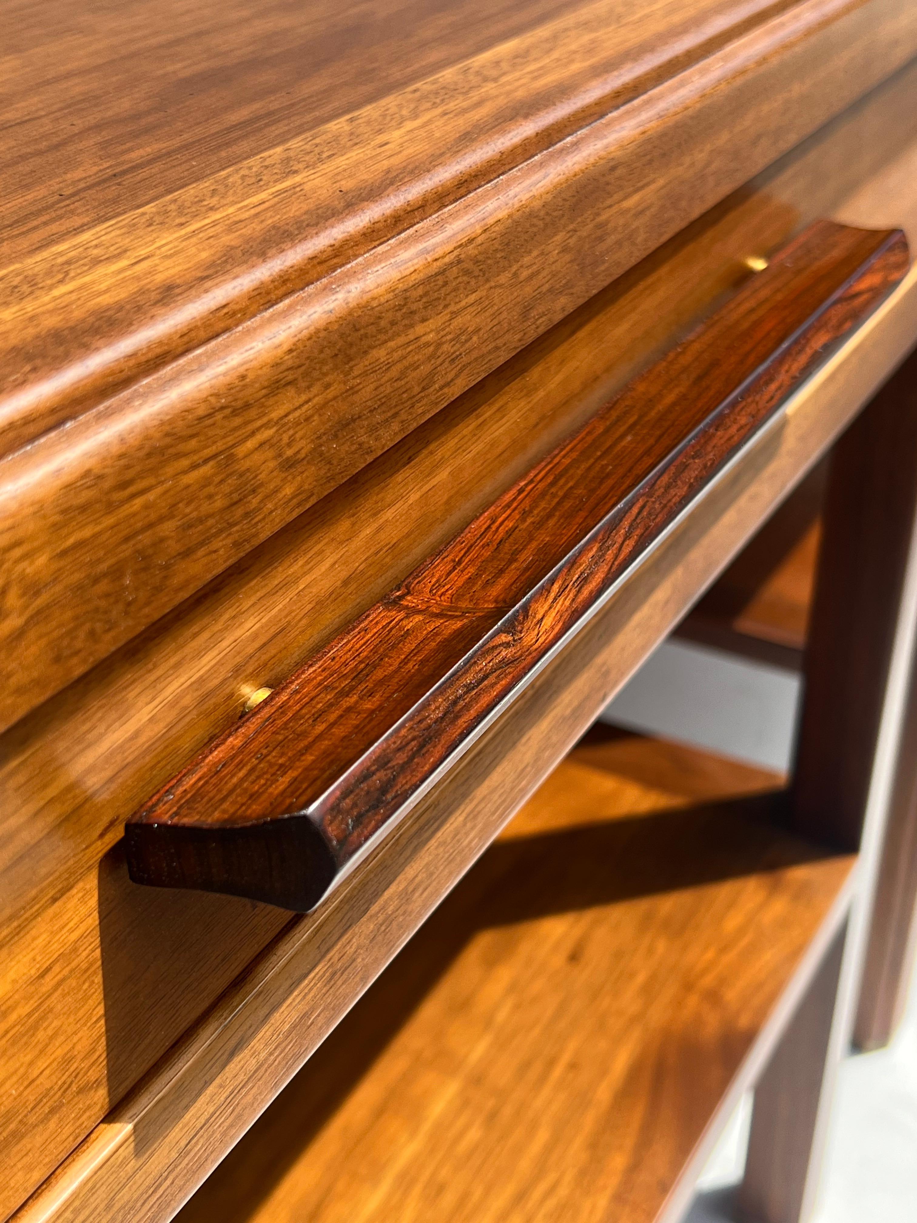 Milieu du XXe siècle Paire de tables d'appoint Classic en noyer par Edward Wormley pour Dunbar, vers 1960 en vente