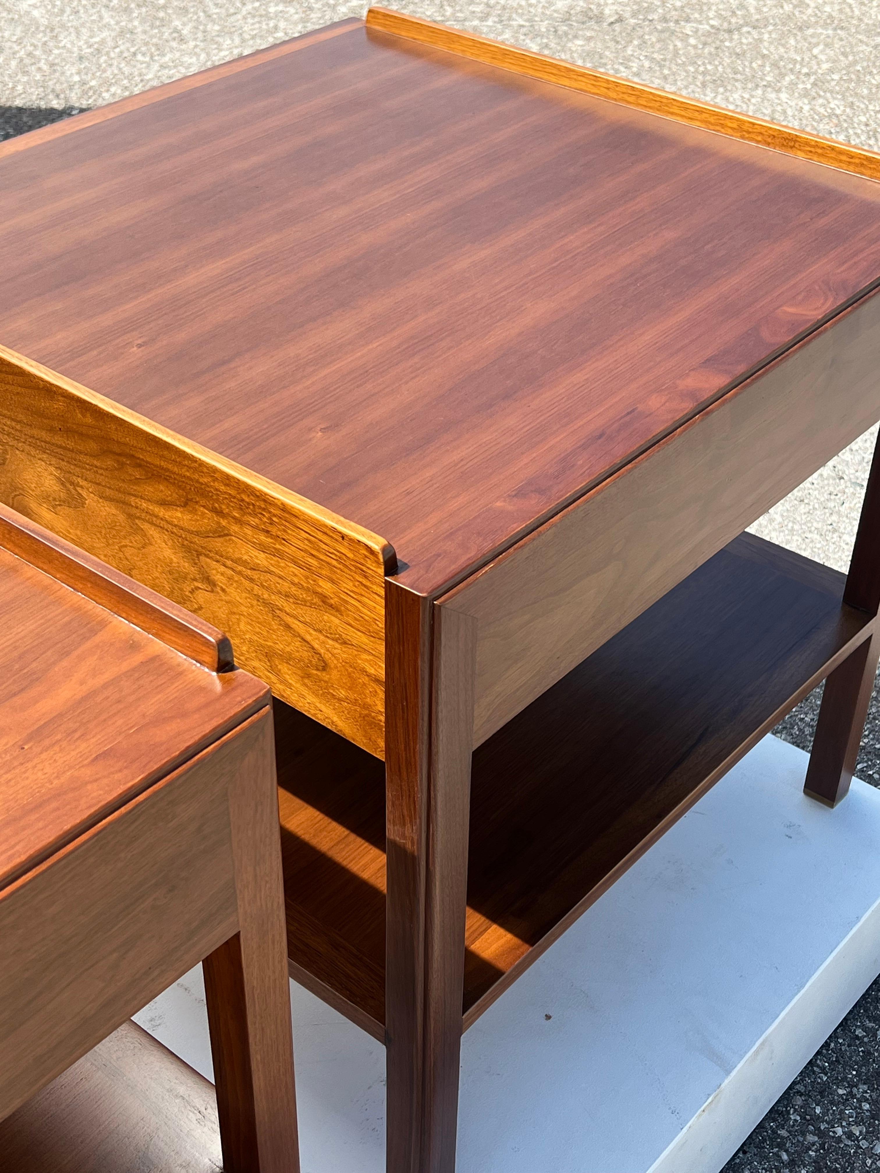 Laiton Paire de tables d'appoint Classic en noyer par Edward Wormley pour Dunbar, vers 1960 en vente