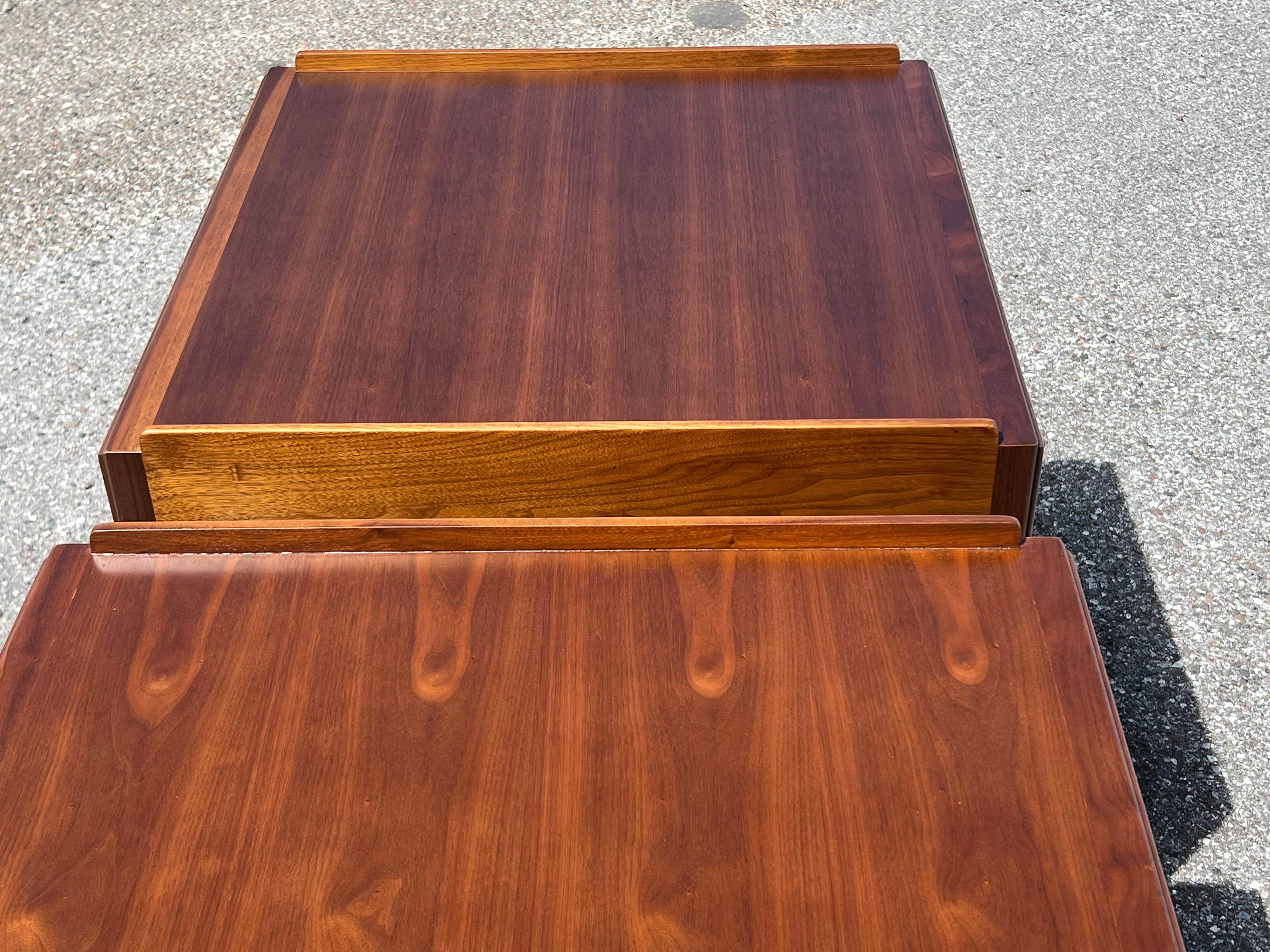Paire de tables d'appoint Classic en noyer par Edward Wormley pour Dunbar, vers 1960 en vente 1