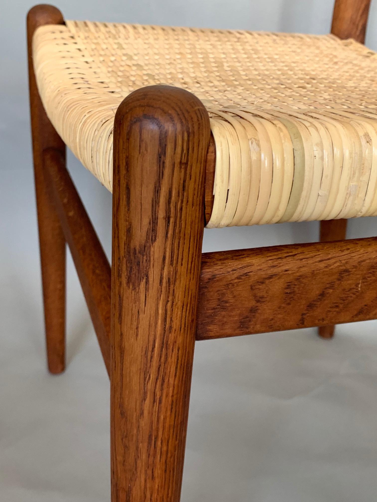 Paire de chaises d'appoint ou de salle à manger signées Hans Wegner par A.I.C&M., Danemark, vers les années 1950. Chêne avec des sièges nouvellement recanulés. Confortables et sculpturales, ces chaises sont belles sous tous les angles.
