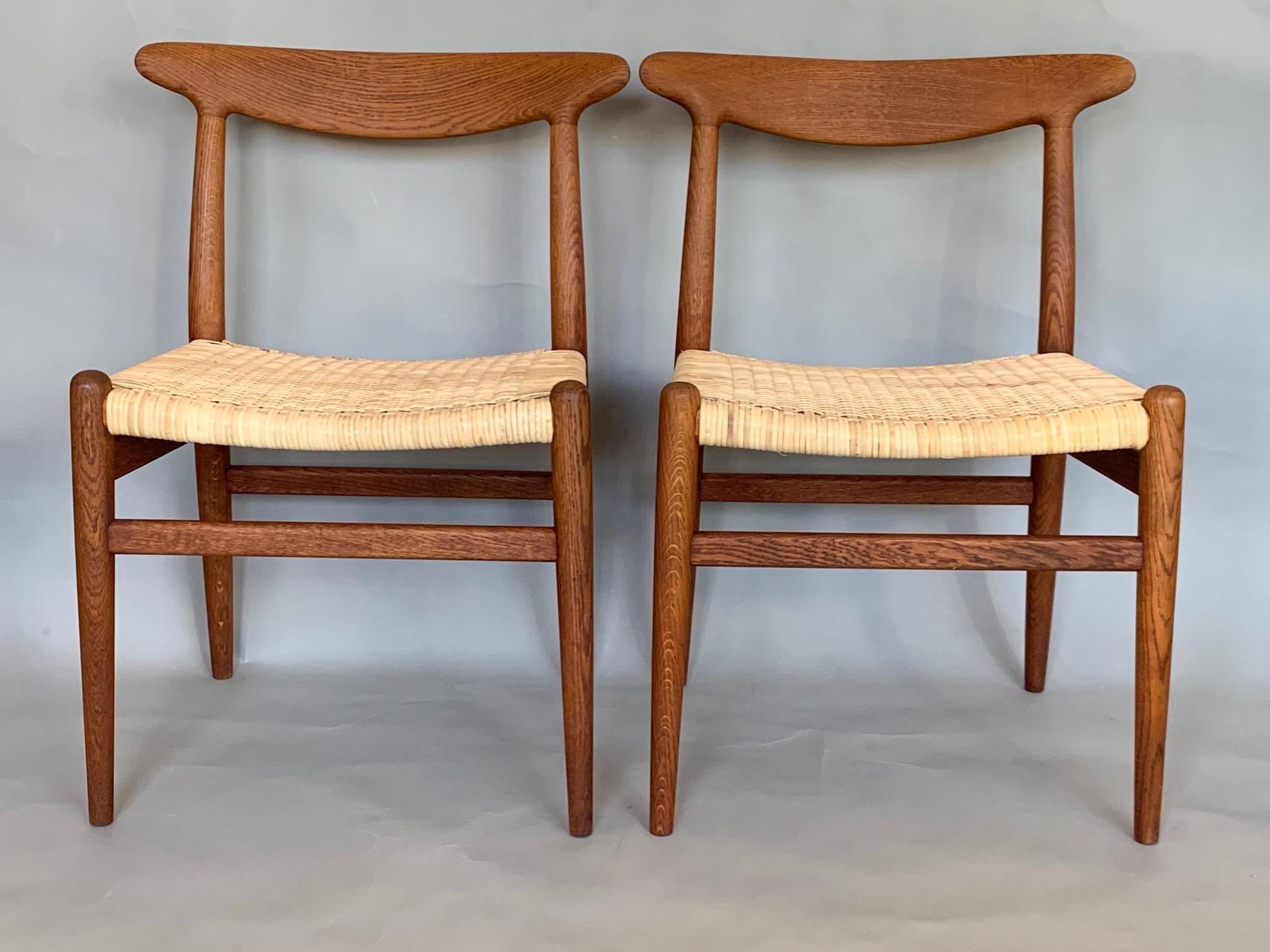 Milieu du XXe siècle Paire de chaises d'appoint classiques Hans Wegner en Oak en vente