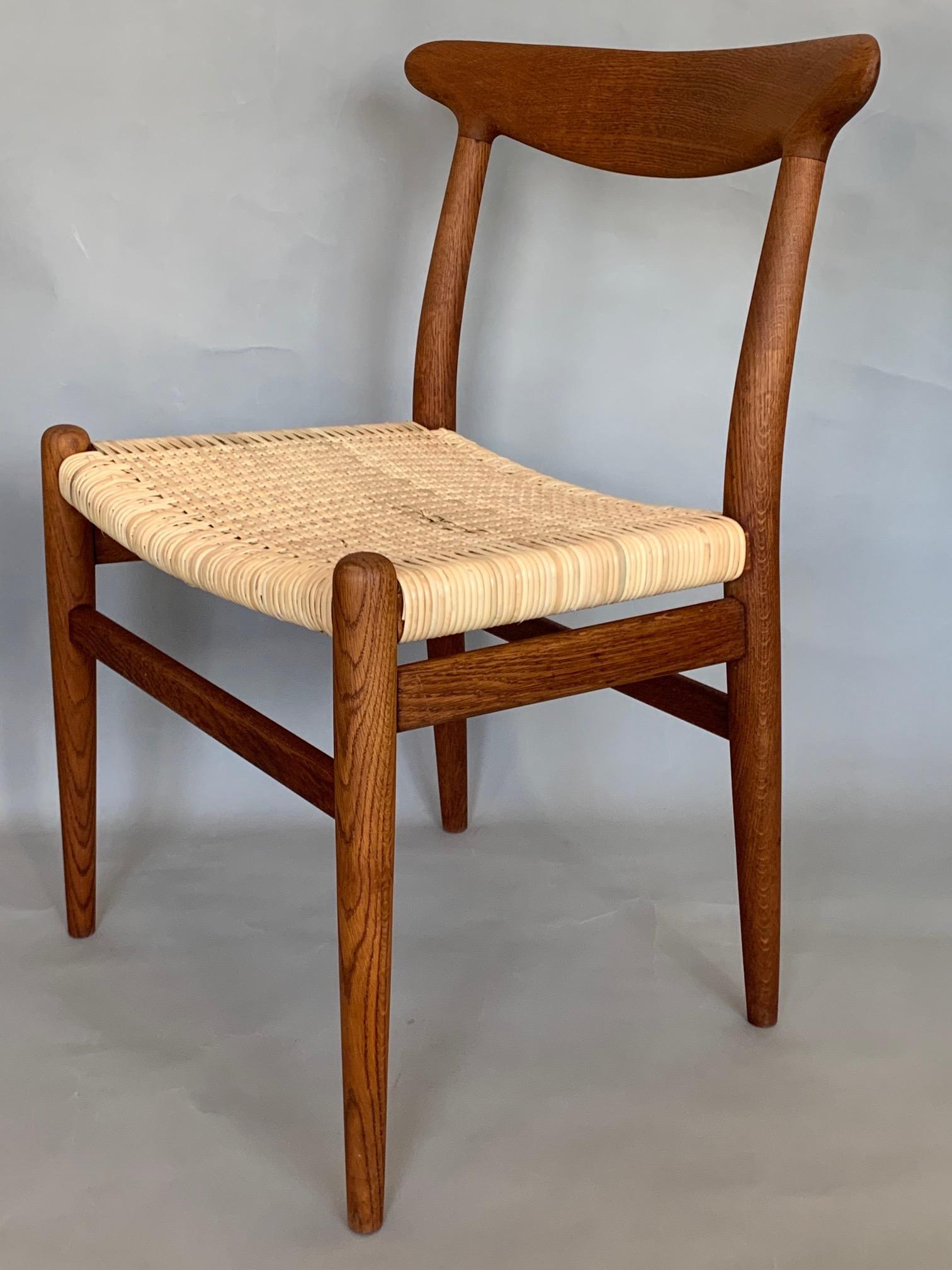 Pair of Classic Hans Wegner Side Chairs in Oak For Sale 2
