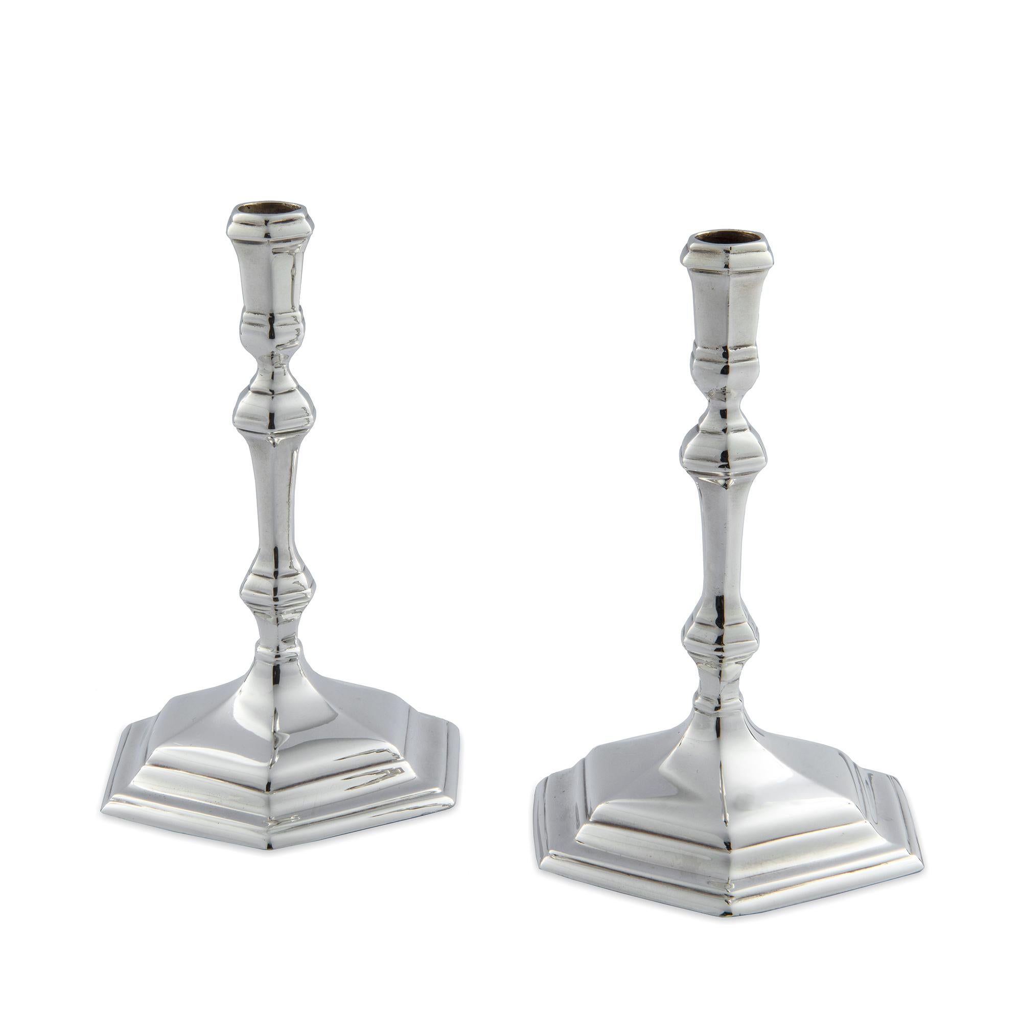 Georgien Paire de chandeliers classiques en argent sterling en forme de dôme en vente