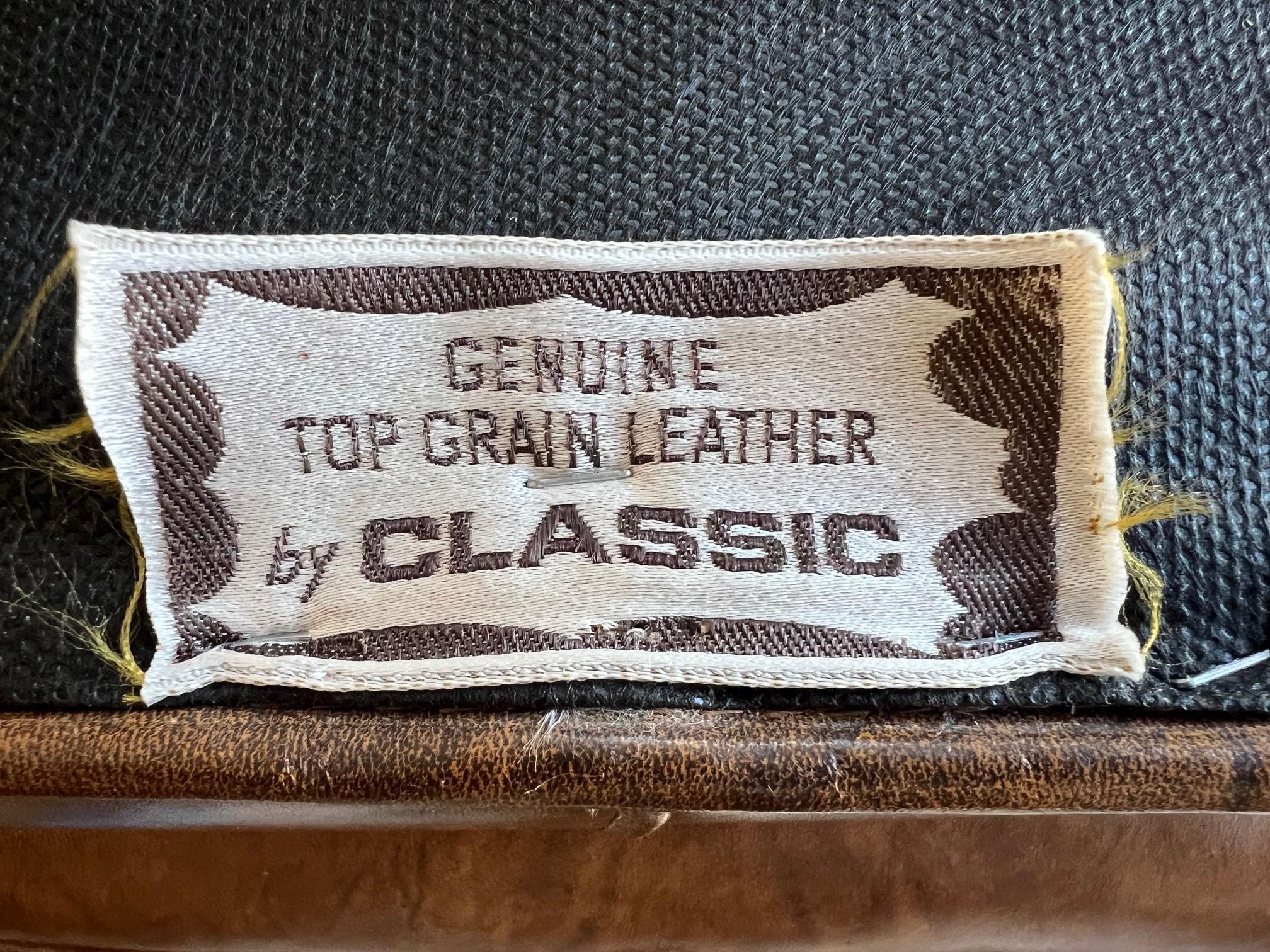 Coppia di sgabelli classici imbottiti in pelle marrone degli anni '70 in vendita 5