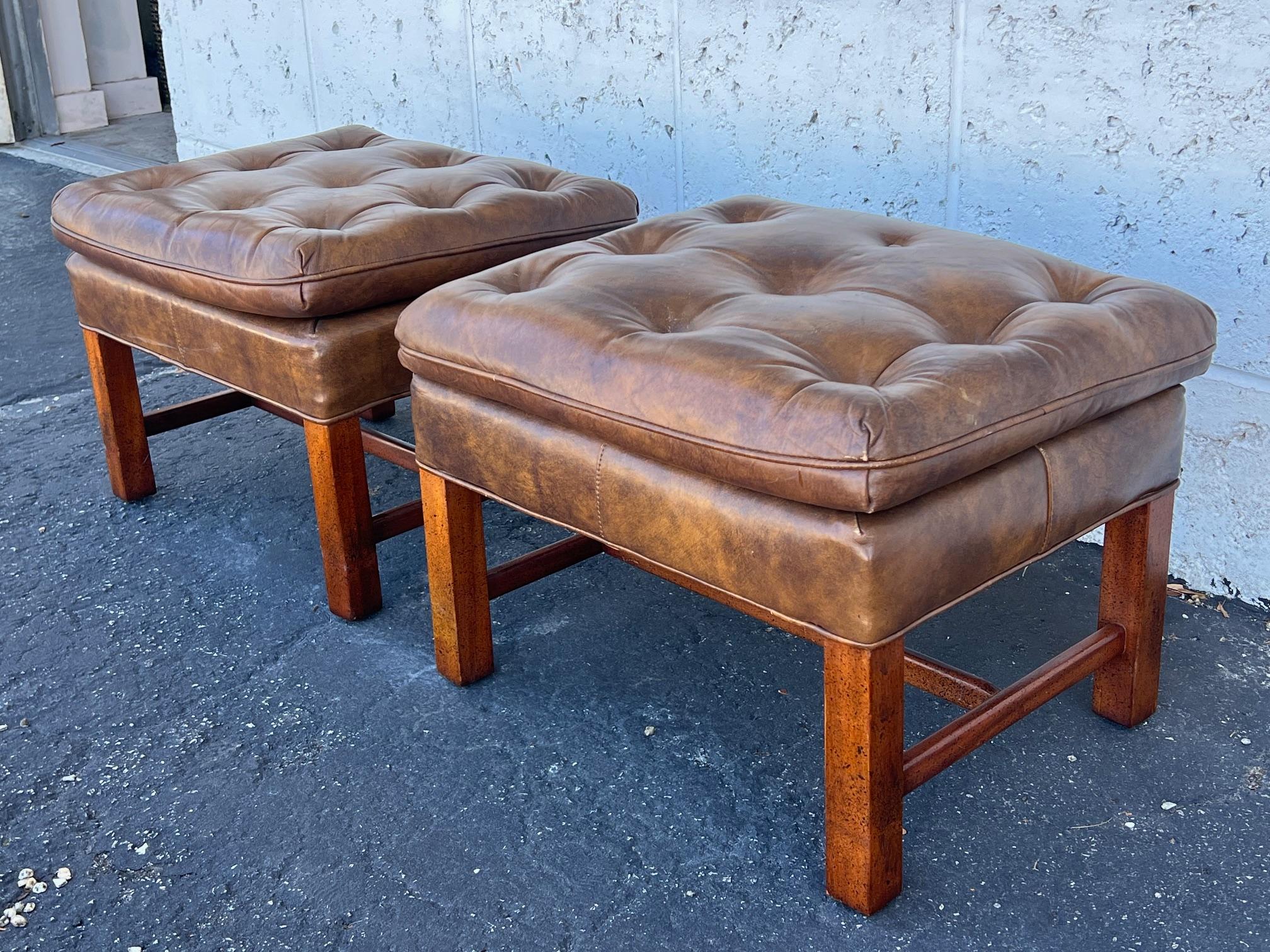 Moderno Coppia di sgabelli classici imbottiti in pelle marrone degli anni '70 in vendita