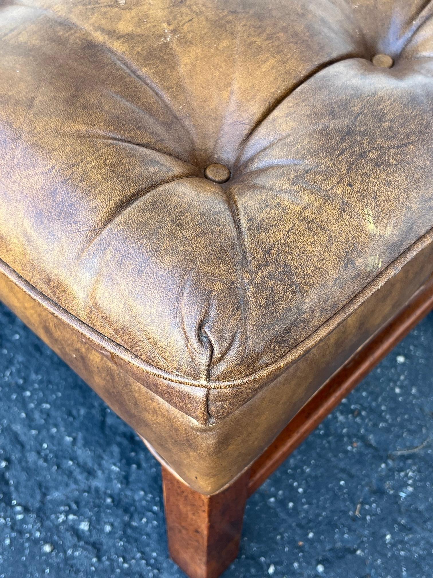 Coppia di sgabelli classici imbottiti in pelle marrone degli anni '70 In condizioni buone in vendita a St.Petersburg, FL