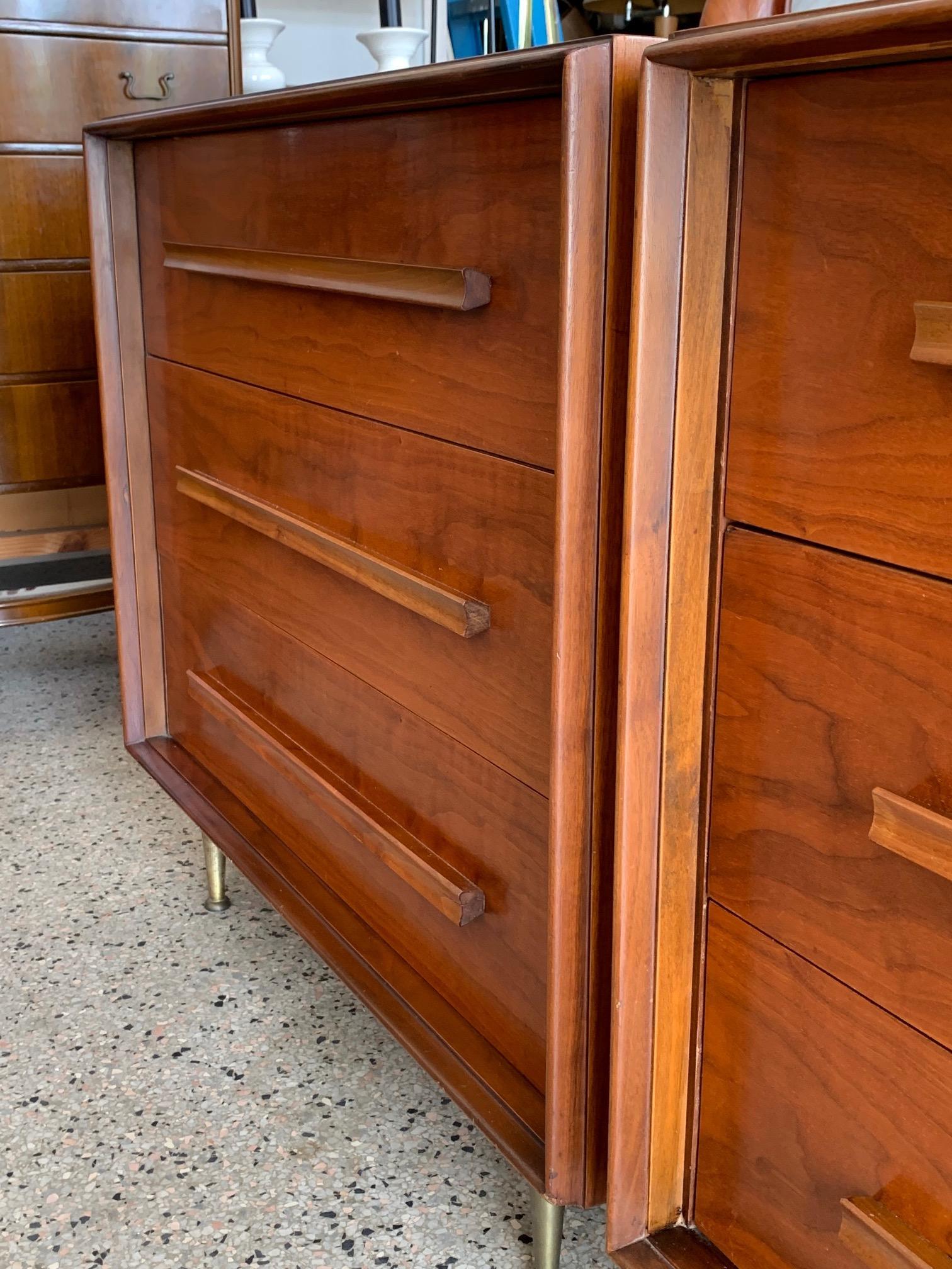 American Pair of Classic Widdicomb Chests in Walnut, circa 1950s