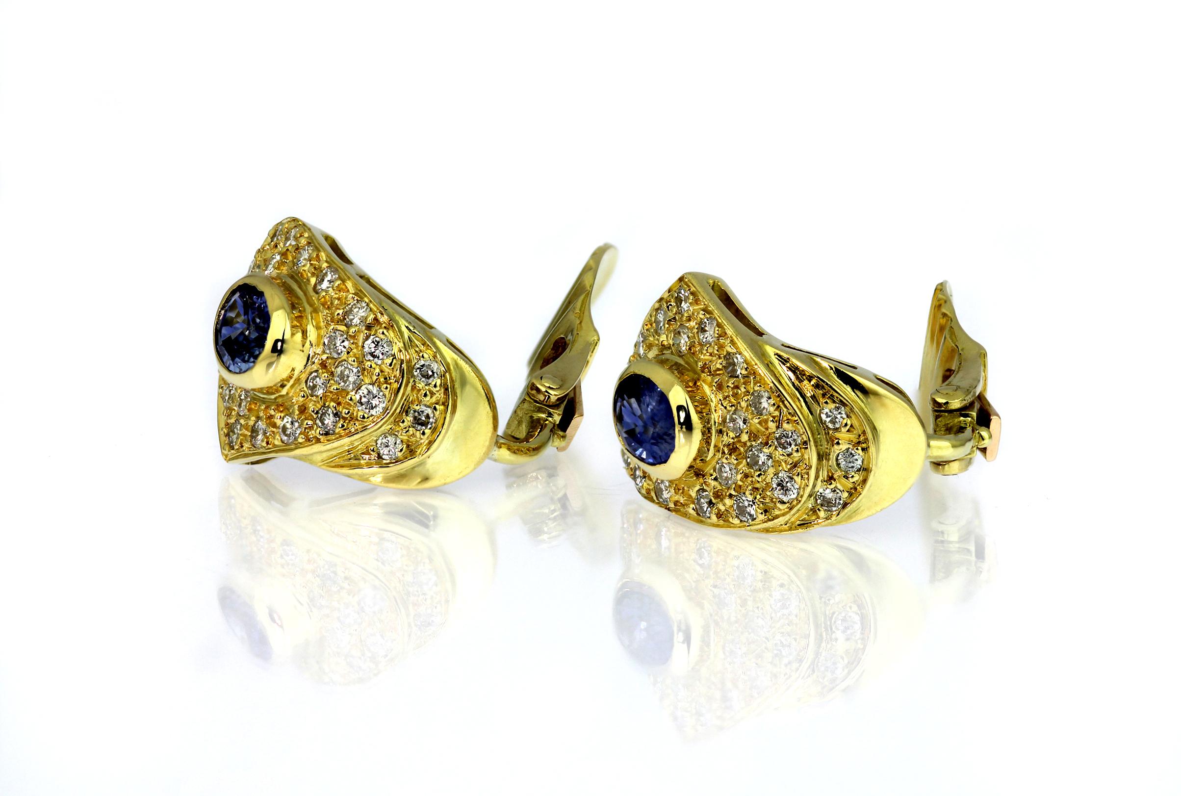 Ein Paar Clip-On-Ohrringe mit Saphir und Diamanten aus 18 Karat Gold (Ovalschliff) im Angebot