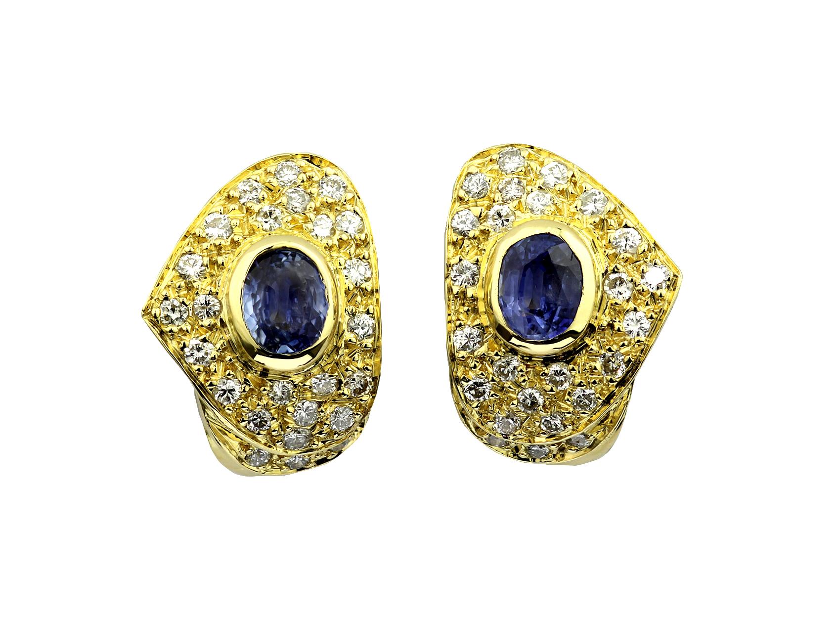 Ein Paar Clip-On-Ohrringe mit Saphir und Diamanten aus 18 Karat Gold im Zustand „Hervorragend“ im Angebot in London, GB
