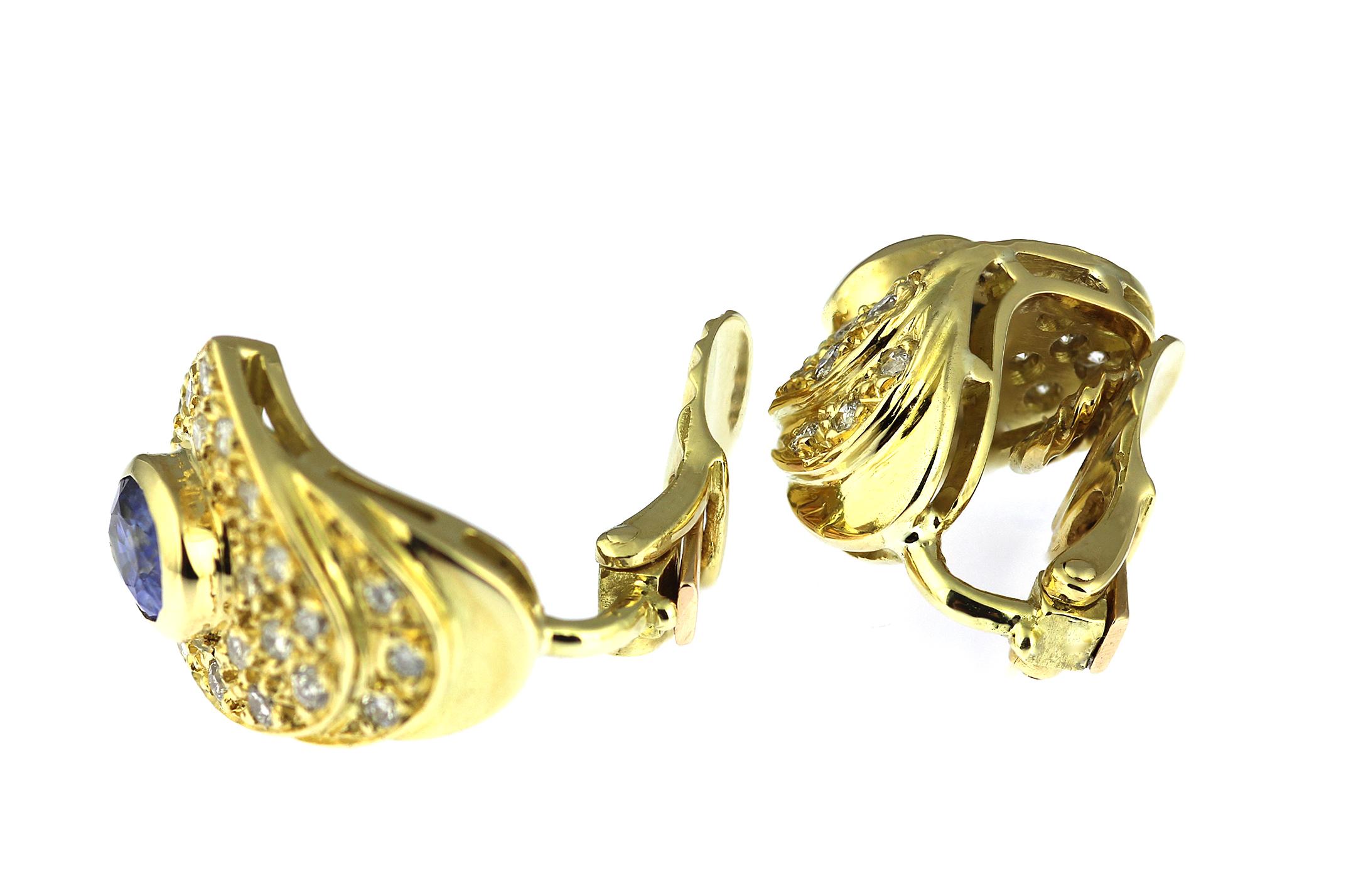 Ein Paar Clip-On-Ohrringe mit Saphir und Diamanten aus 18 Karat Gold Damen im Angebot