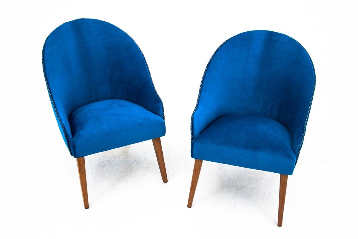 Pair of club armchairs, Poland, 1960s.

Very good condition, after professional renovation and replacement of upholstery. Wooden elements have been cleaned and finished with durable varnish.

Walnut wood

dimensions: height 69 cm seat height 38 cm