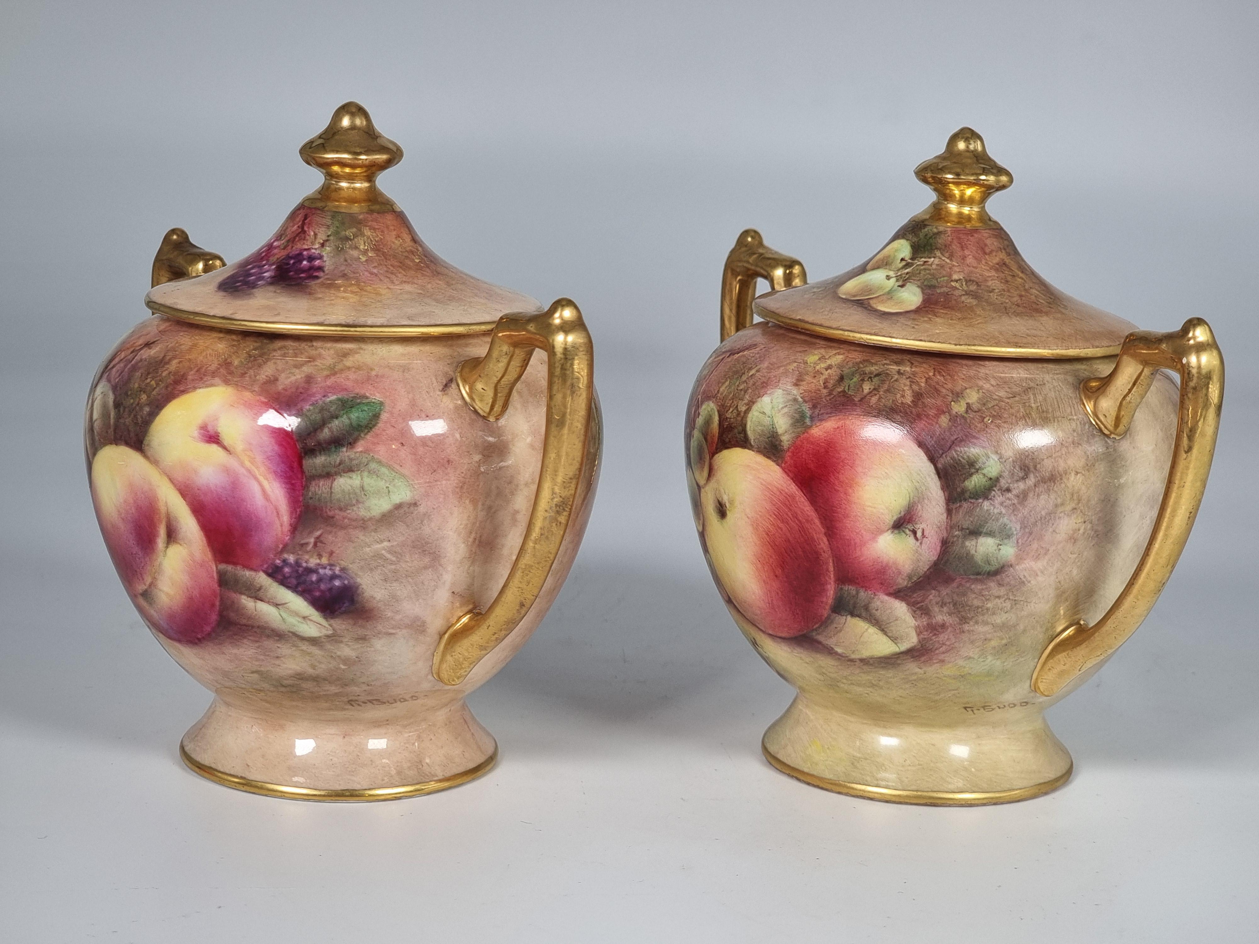 Paire de vases Coalport peints à la main avec des fruits par Richard Budd, anglais en vente 2