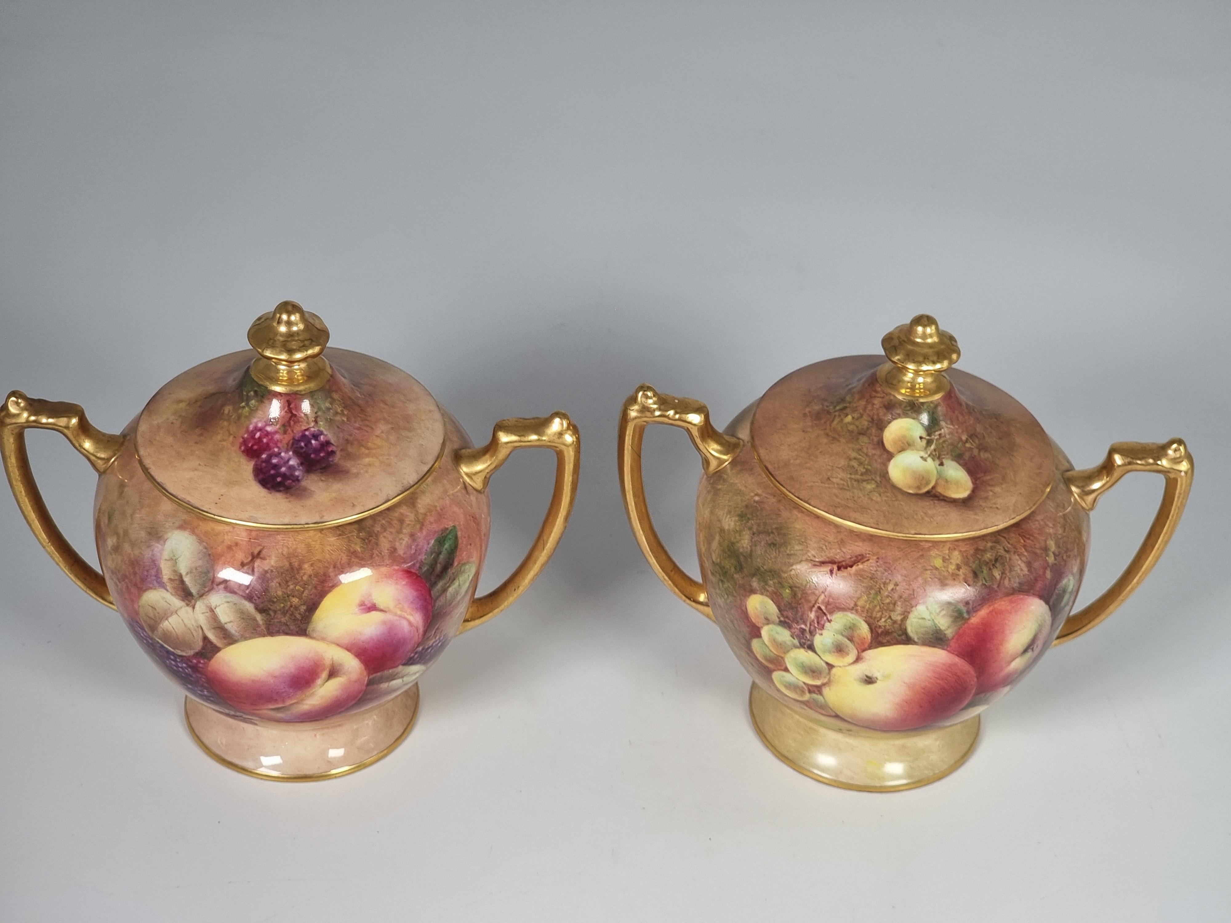 Paire de vases Coalport peints à la main avec des fruits par Richard Budd, anglais en vente 6