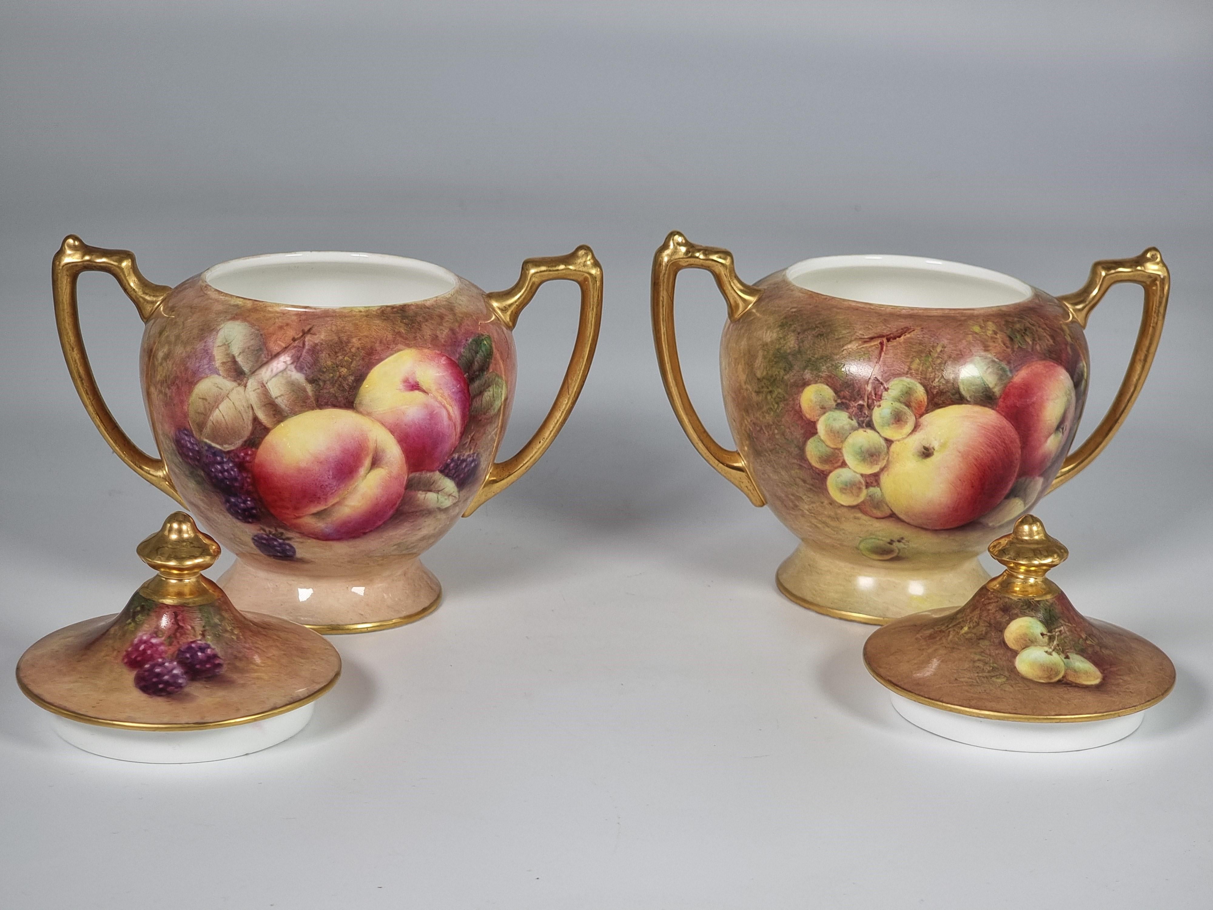 Paire de vases Coalport peints à la main avec des fruits par Richard Budd, anglais en vente 9