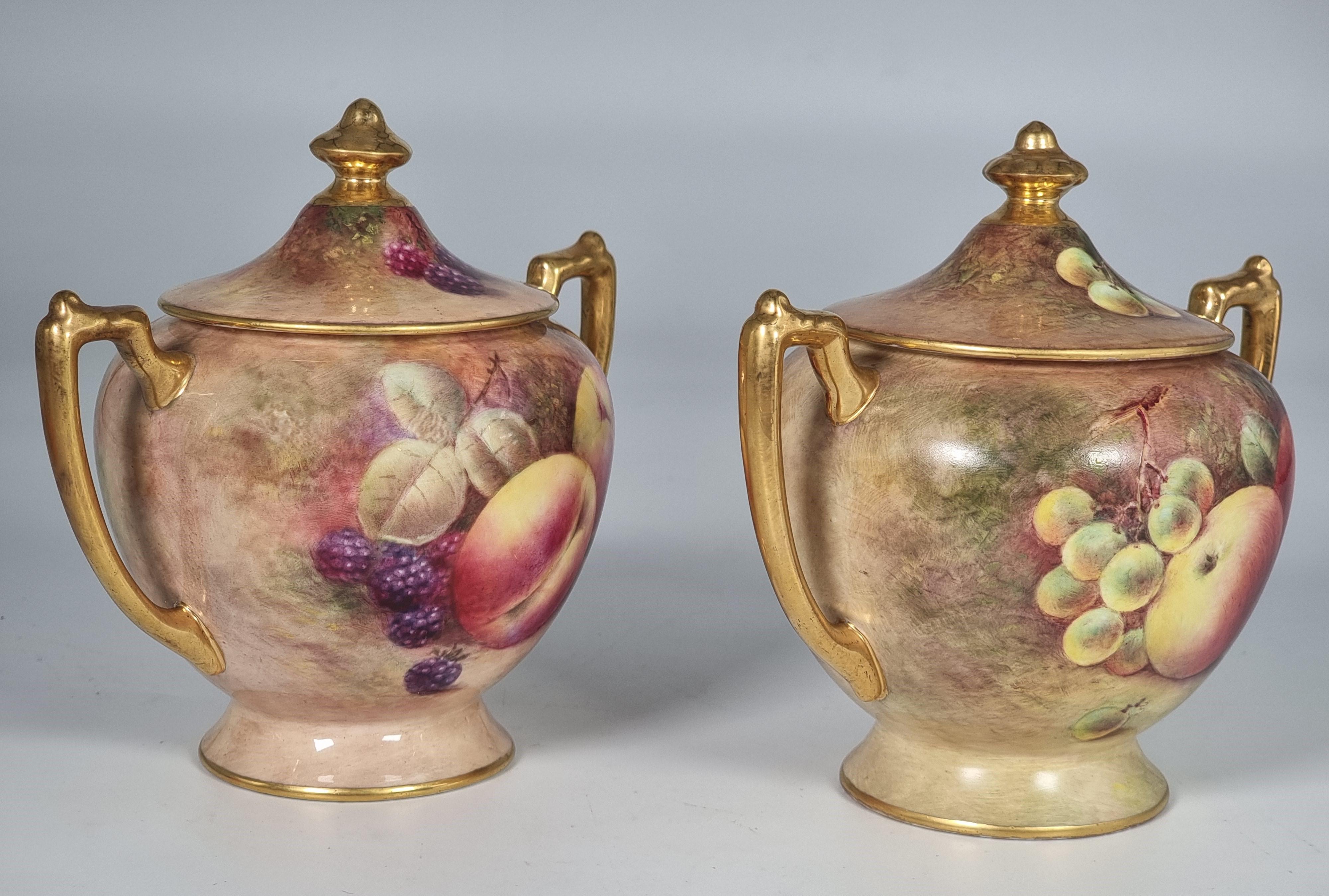 Anglais Paire de vases Coalport peints à la main avec des fruits par Richard Budd, anglais en vente