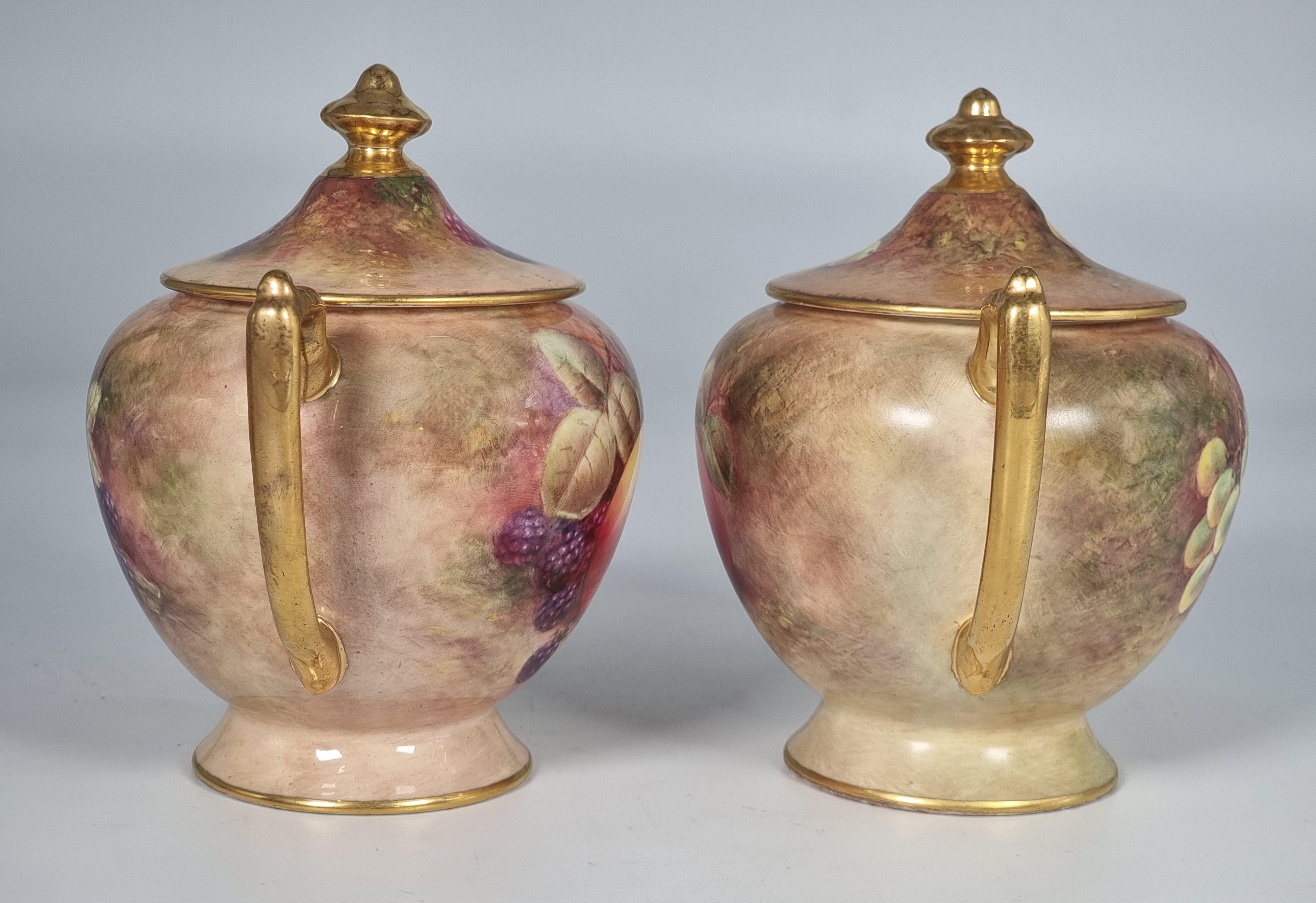 Fait main Paire de vases Coalport peints à la main avec des fruits par Richard Budd, anglais en vente