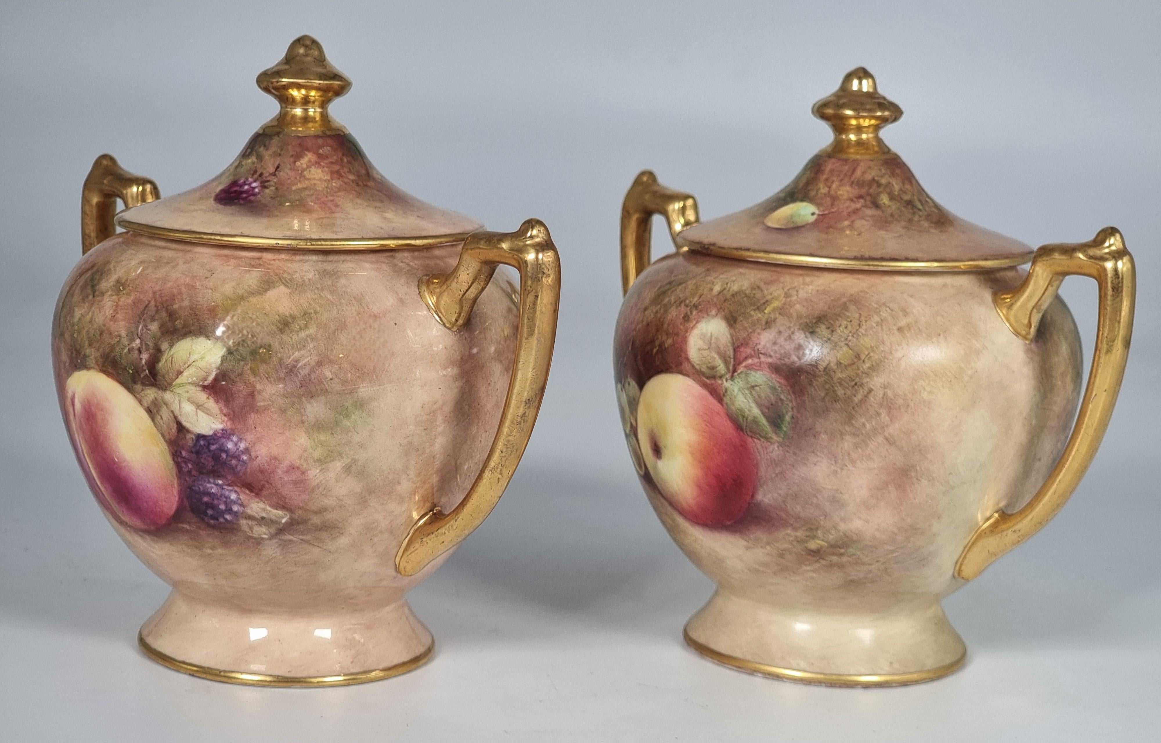 Paire de vases Coalport peints à la main avec des fruits par Richard Budd, anglais Bon état - En vente à Central England, GB