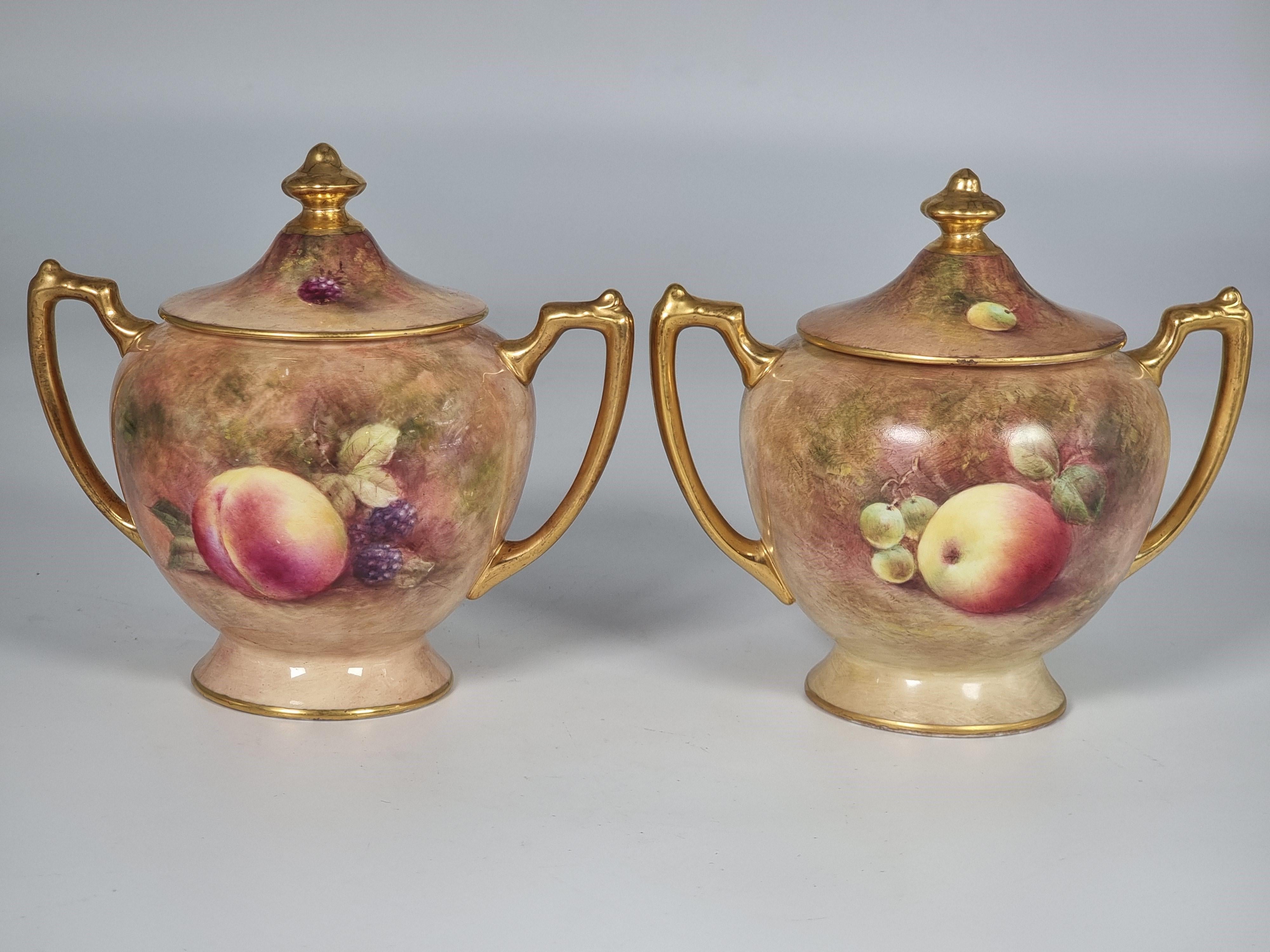 20ième siècle Paire de vases Coalport peints à la main avec des fruits par Richard Budd, anglais en vente