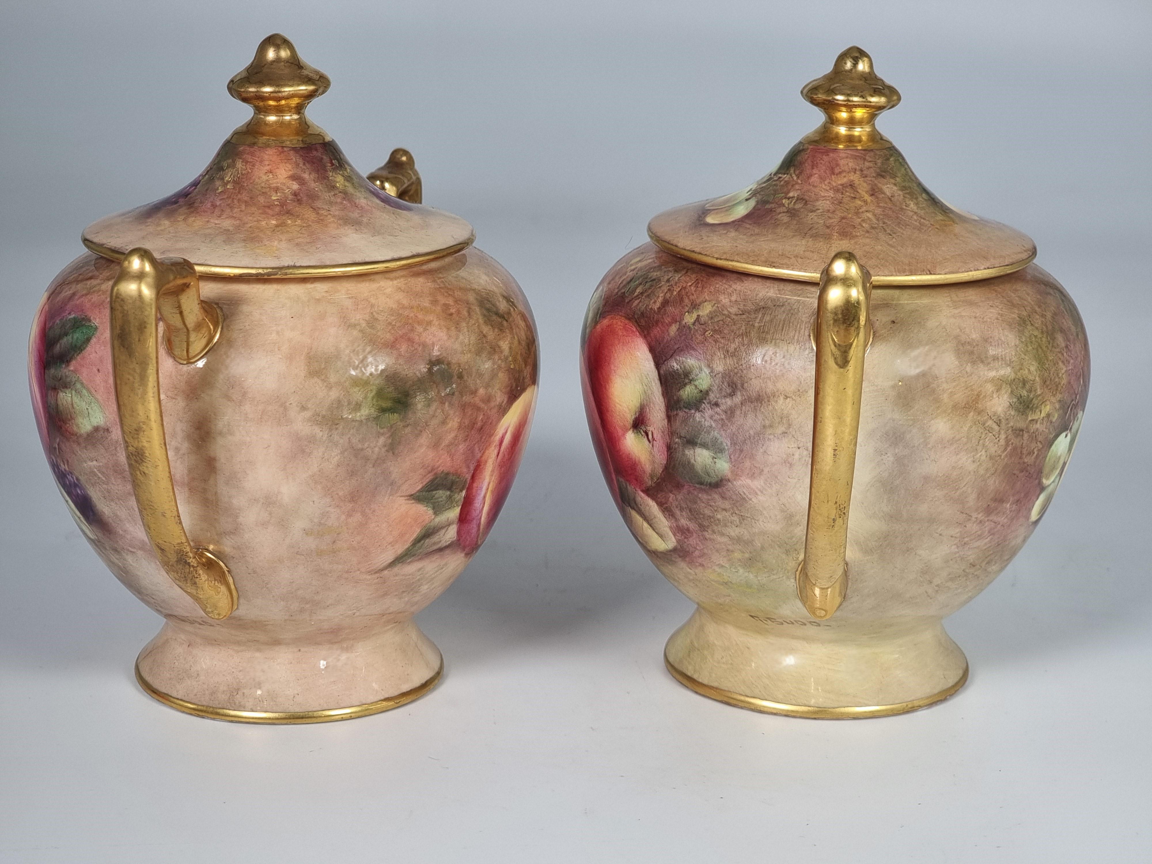 Porcelaine Paire de vases Coalport peints à la main avec des fruits par Richard Budd, anglais en vente