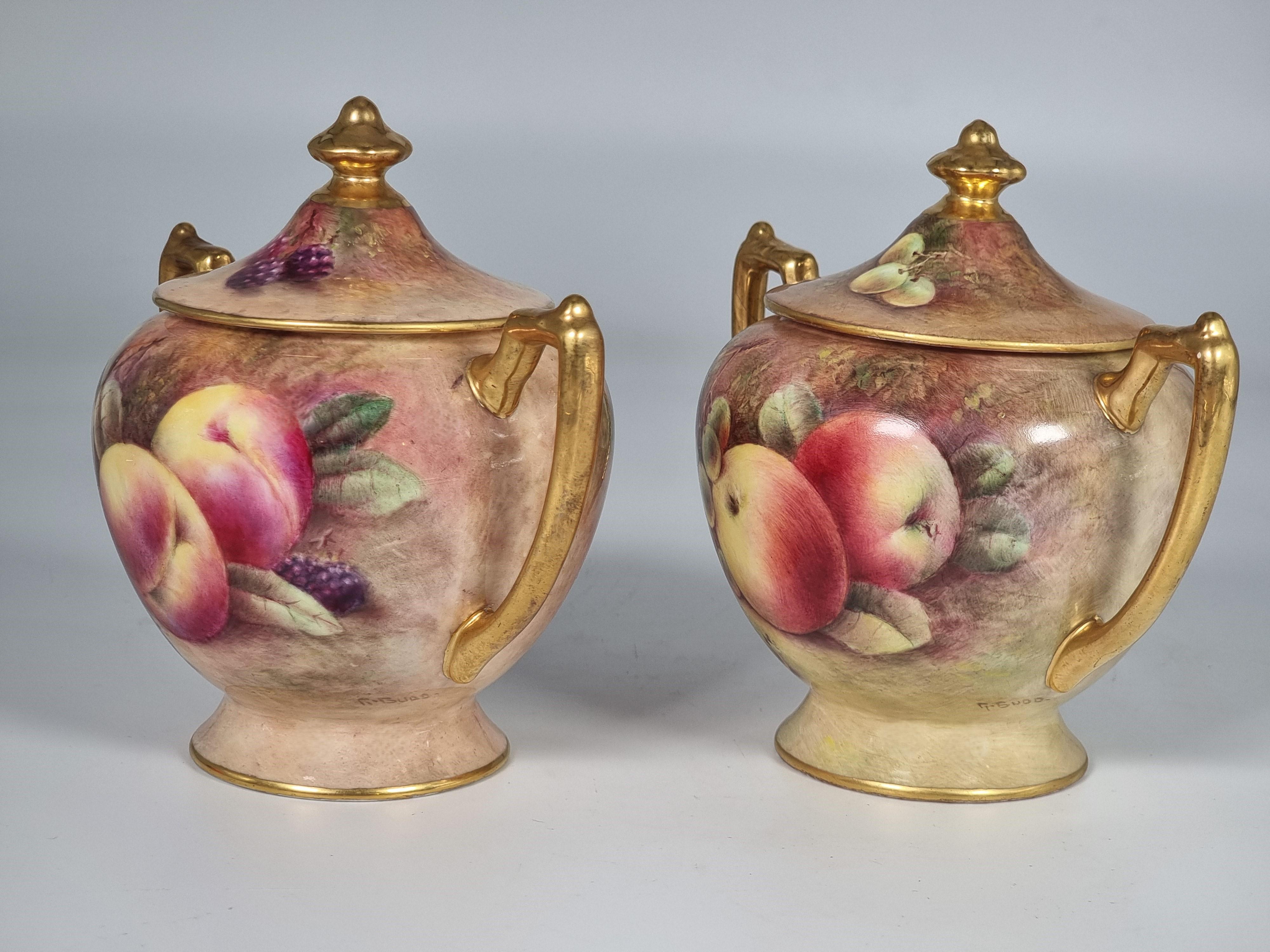 Paire de vases Coalport peints à la main avec des fruits par Richard Budd, anglais en vente 1