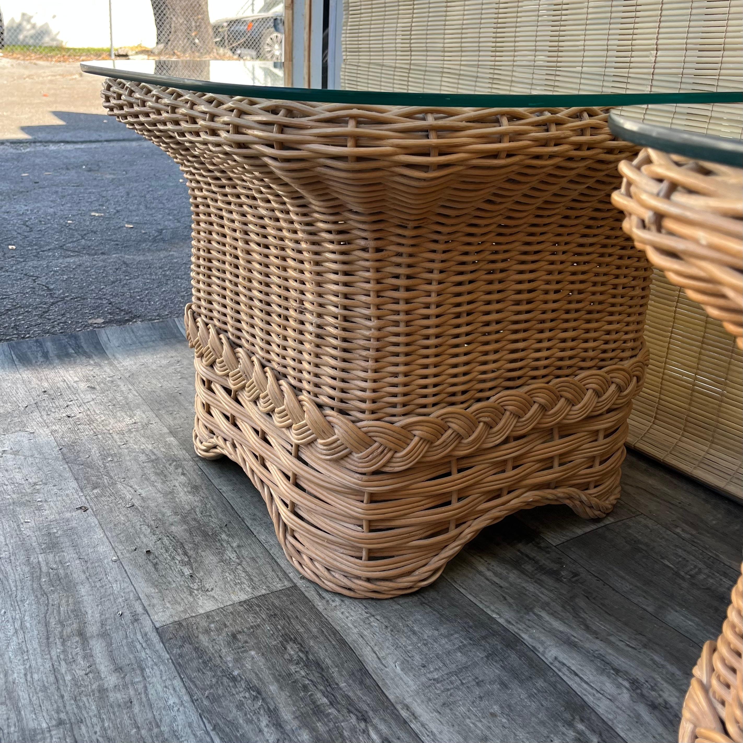 Paire de tables d'appoint en rotin tressé de style côtier. Circa 1980 en vente 3