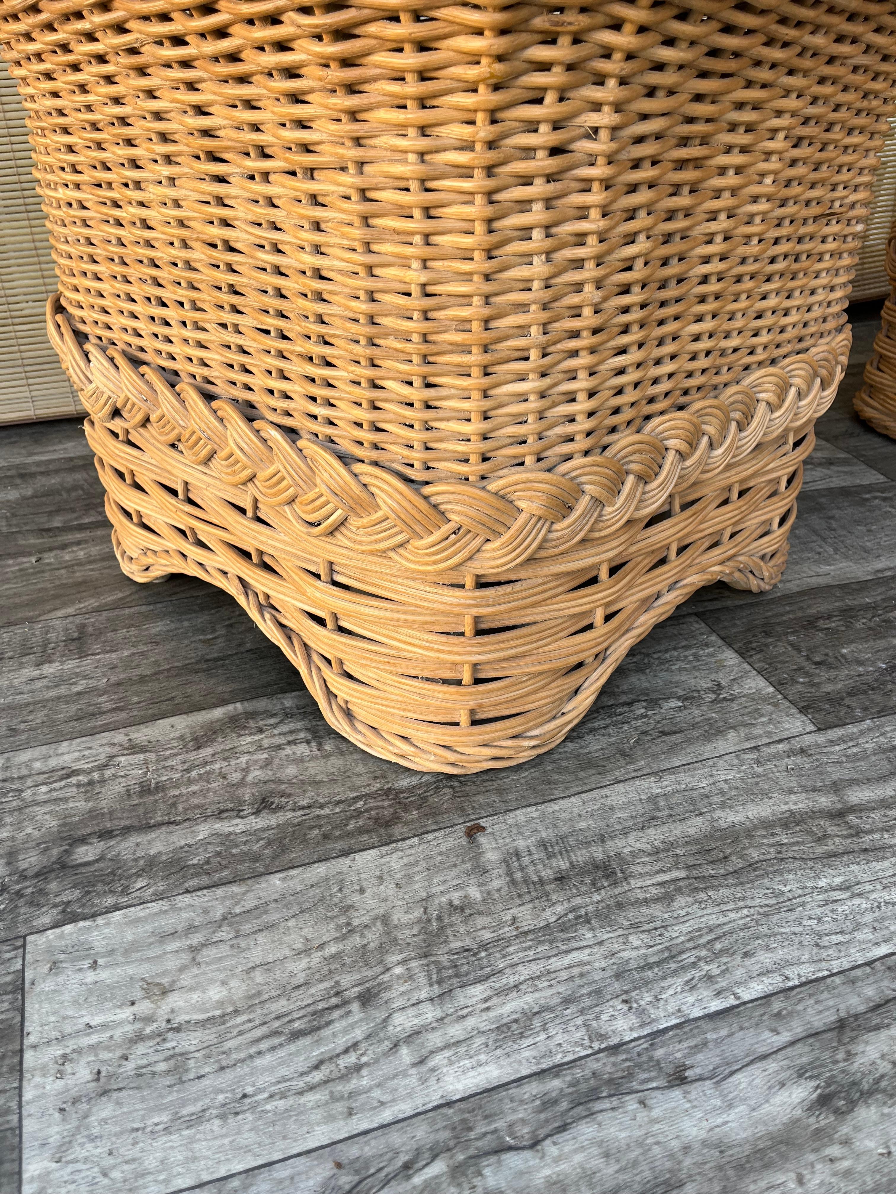 Paire de tables d'appoint en rotin tressé de style côtier. Circa 1980 en vente 5