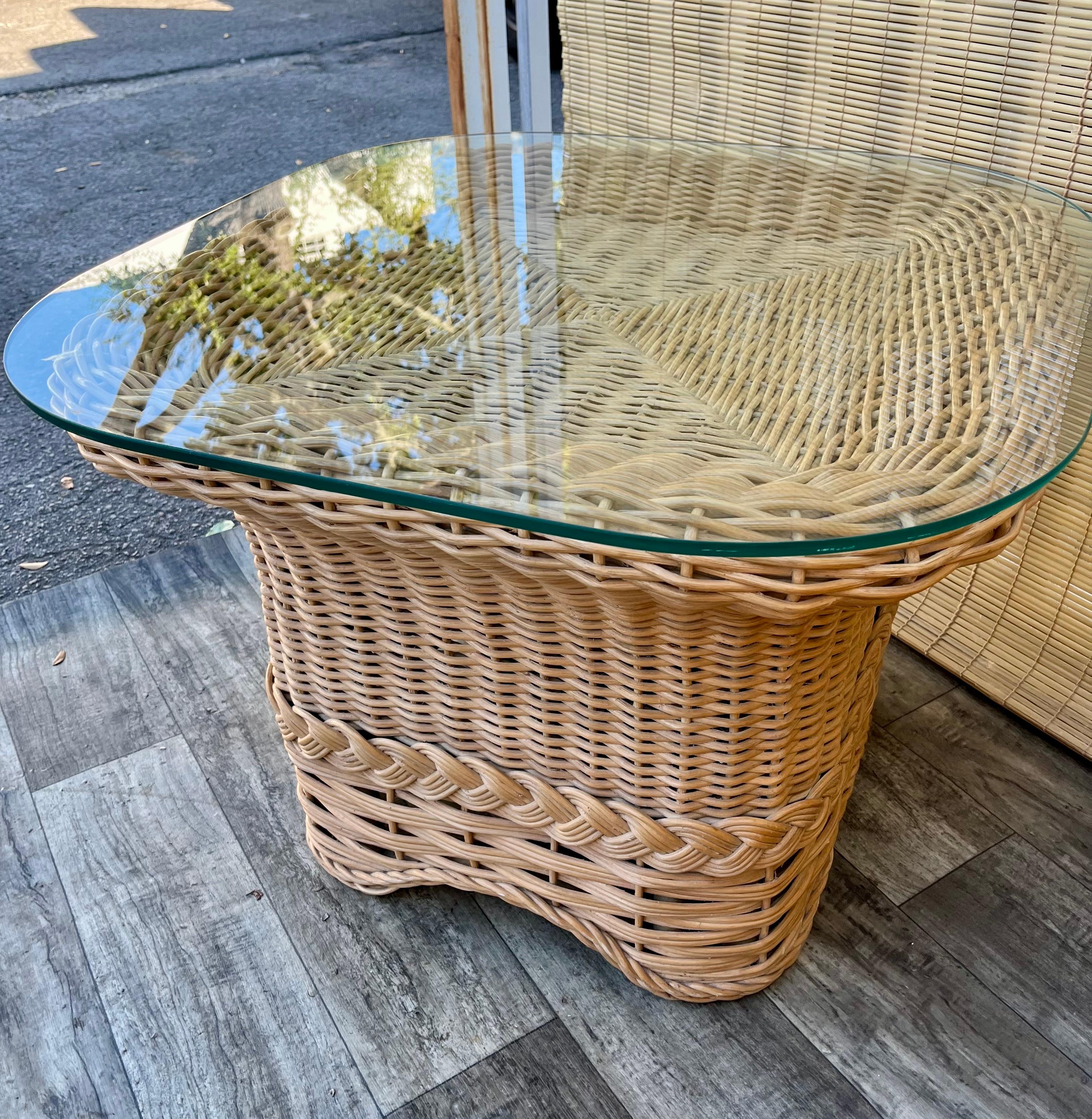 Paire de tables d'appoint en rotin tressé de style côtier. Circa 1980 en vente 6