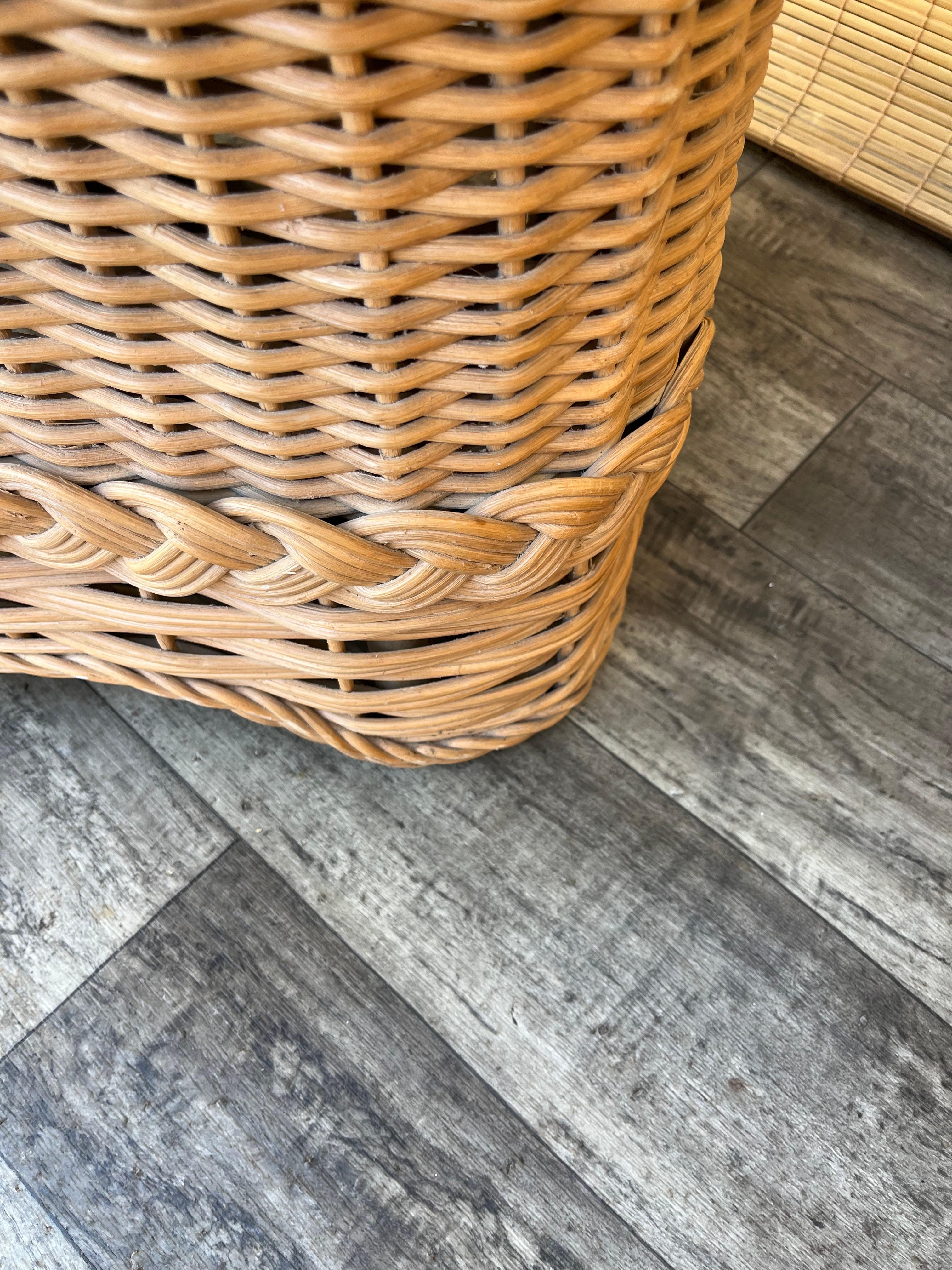 Paire de tables d'appoint en rotin tressé de style côtier. Circa 1980 en vente 7