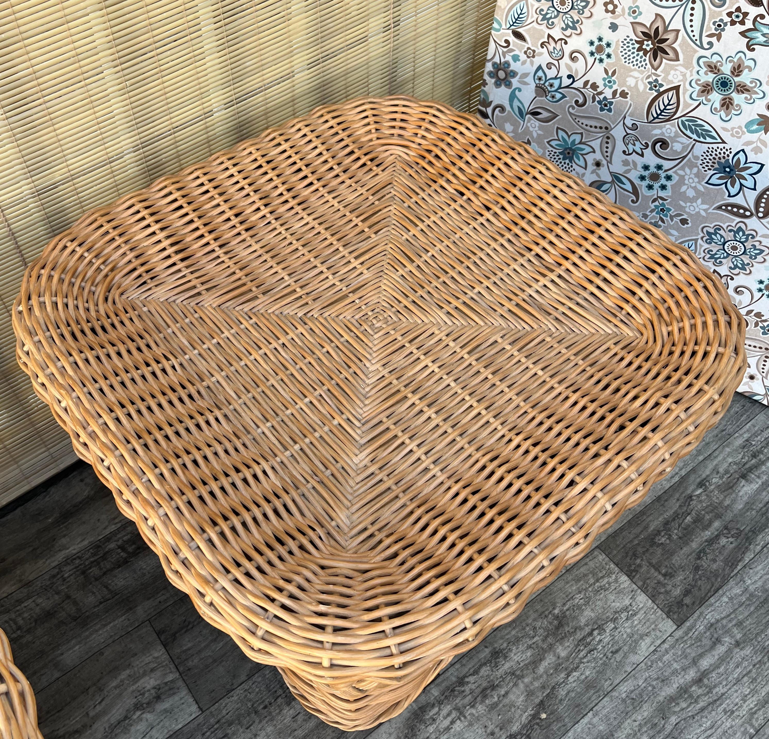 Paire de tables d'appoint en rotin tressé de style côtier. Circa 1980 en vente 9