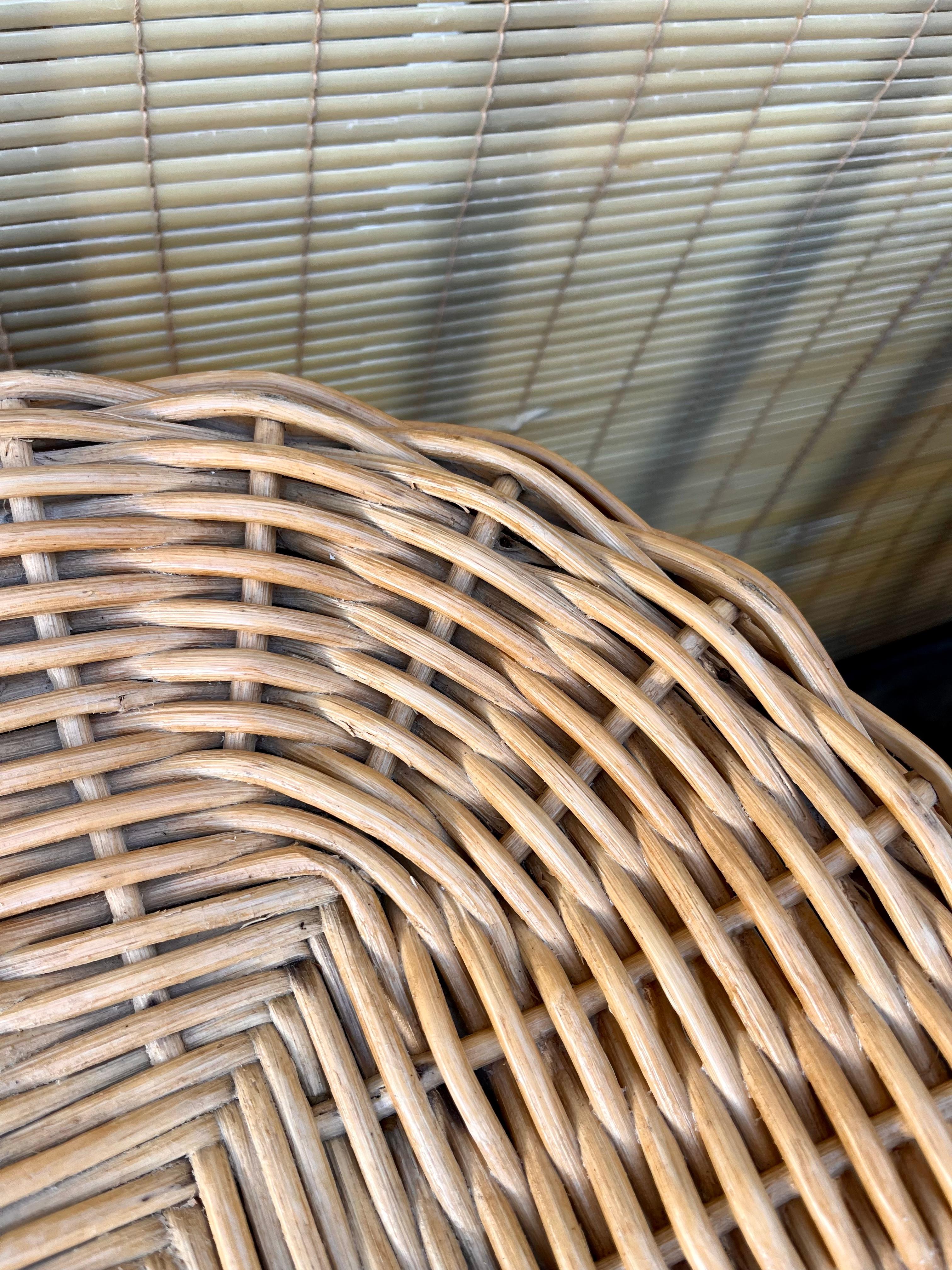 Paire de tables d'appoint en rotin tressé de style côtier. Circa 1980 en vente 10