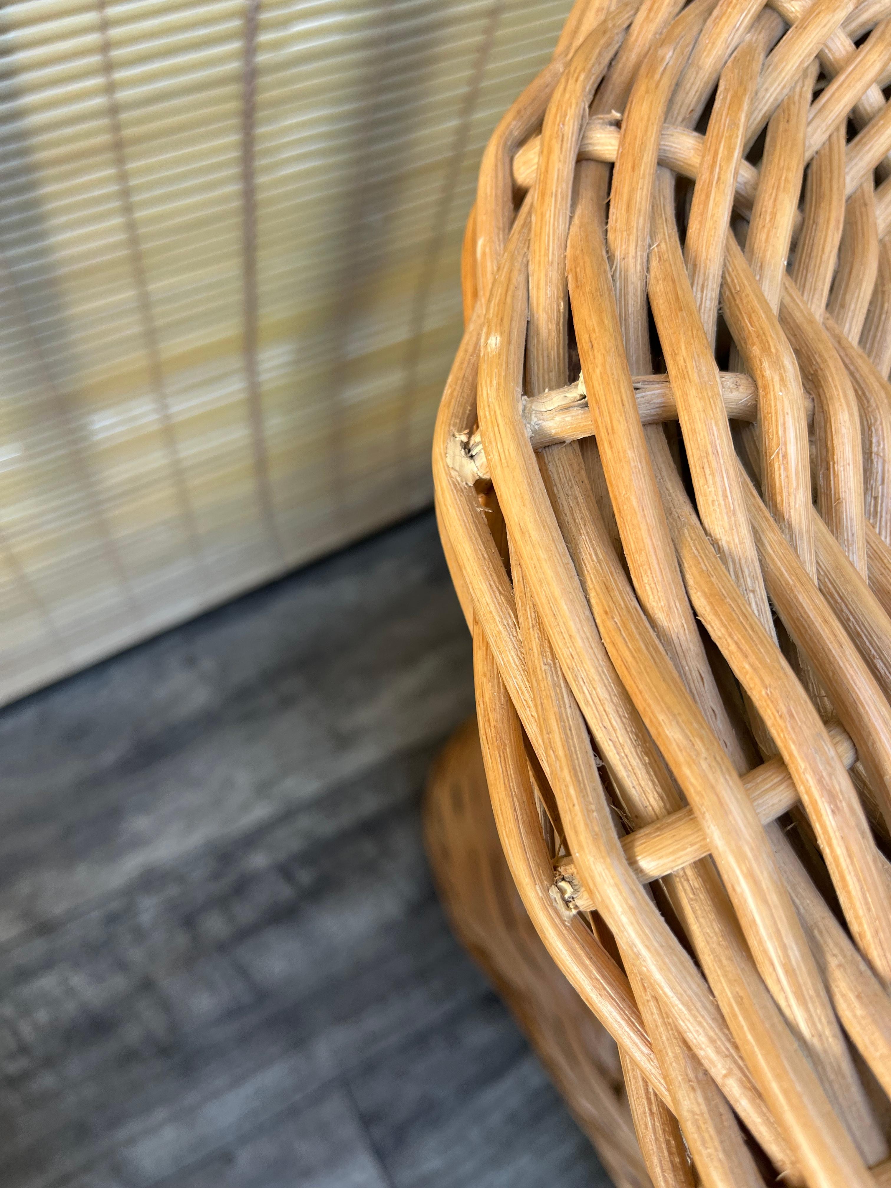 Paire de tables d'appoint en rotin tressé de style côtier. Circa 1980 en vente 11