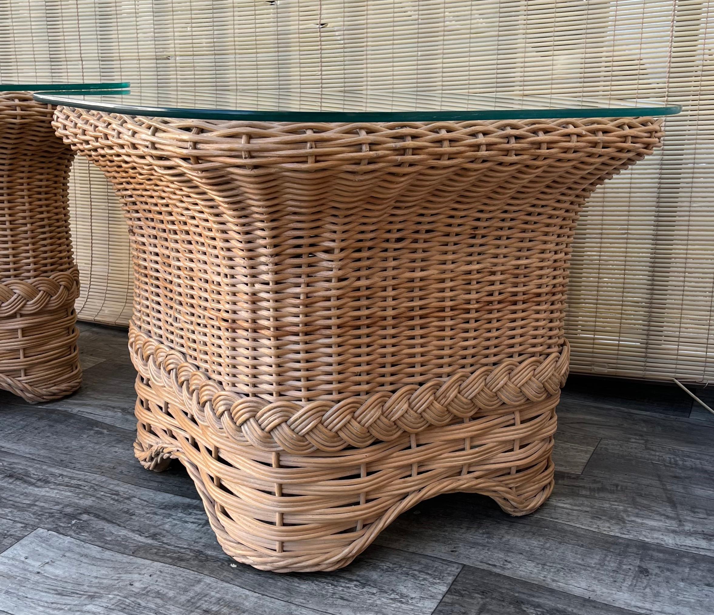 Paire de tables d'appoint en rotin tressé de style côtier. Circa 1980 en vente 12