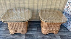 Una coppia di tavolini in rattan intrecciato in stile costiero. Circa anni '80