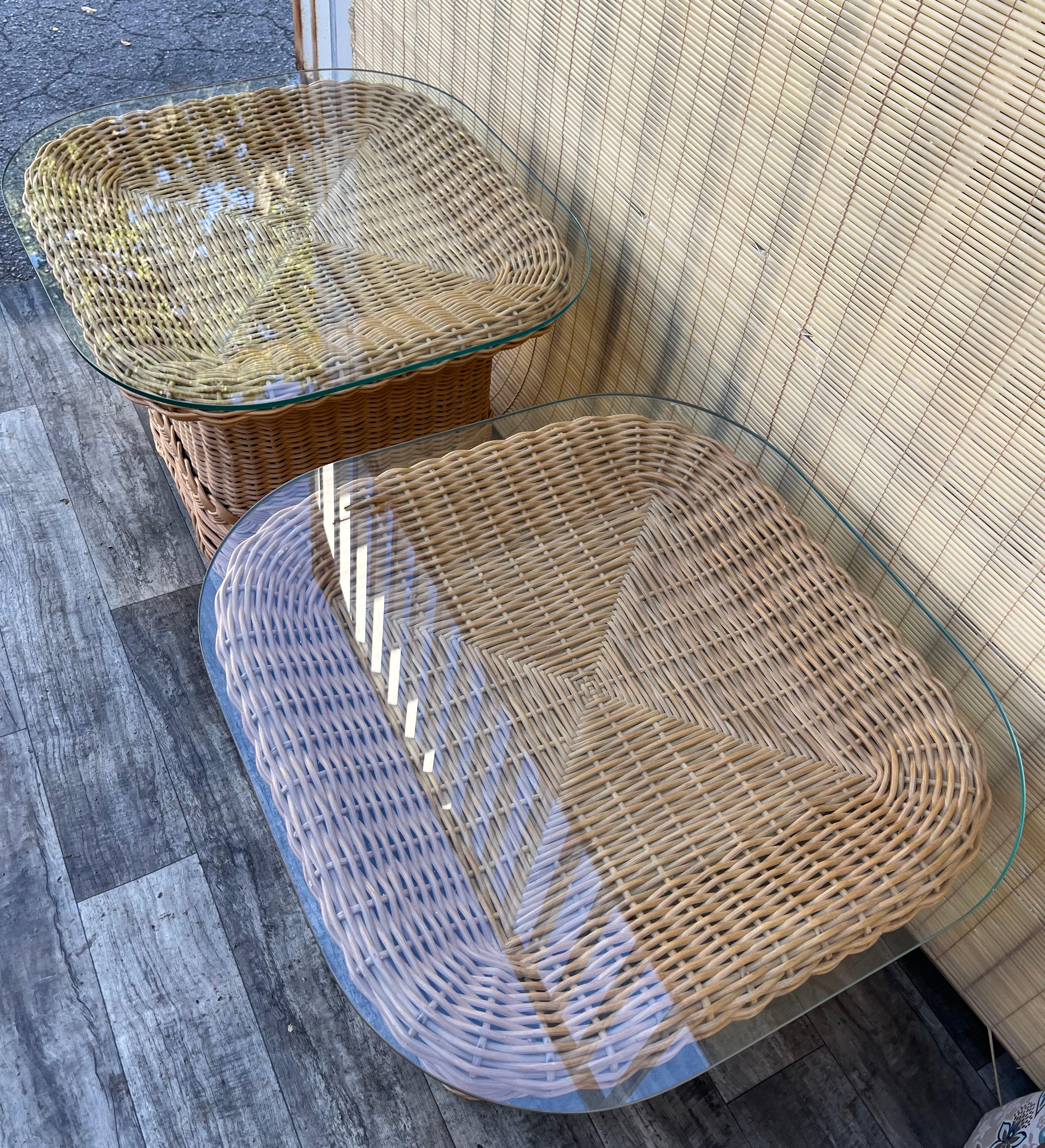 Paire de tables d'appoint en rotin tressé de style côtier. Circa 1980 en vente 13