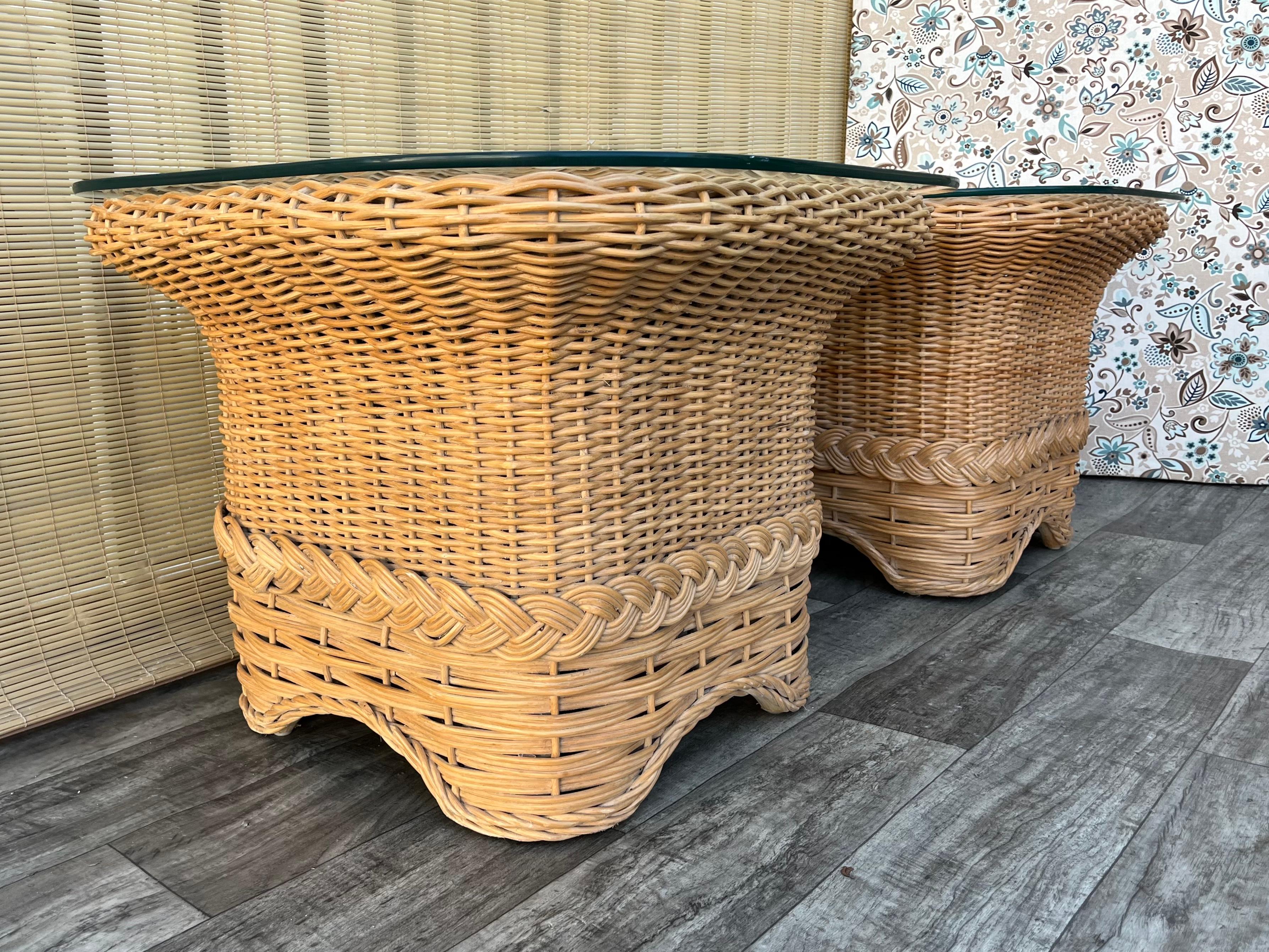 Paire de tables d'appoint en rotin tressé de style côtier. Circa 1980 Bon état - En vente à Miami, FL