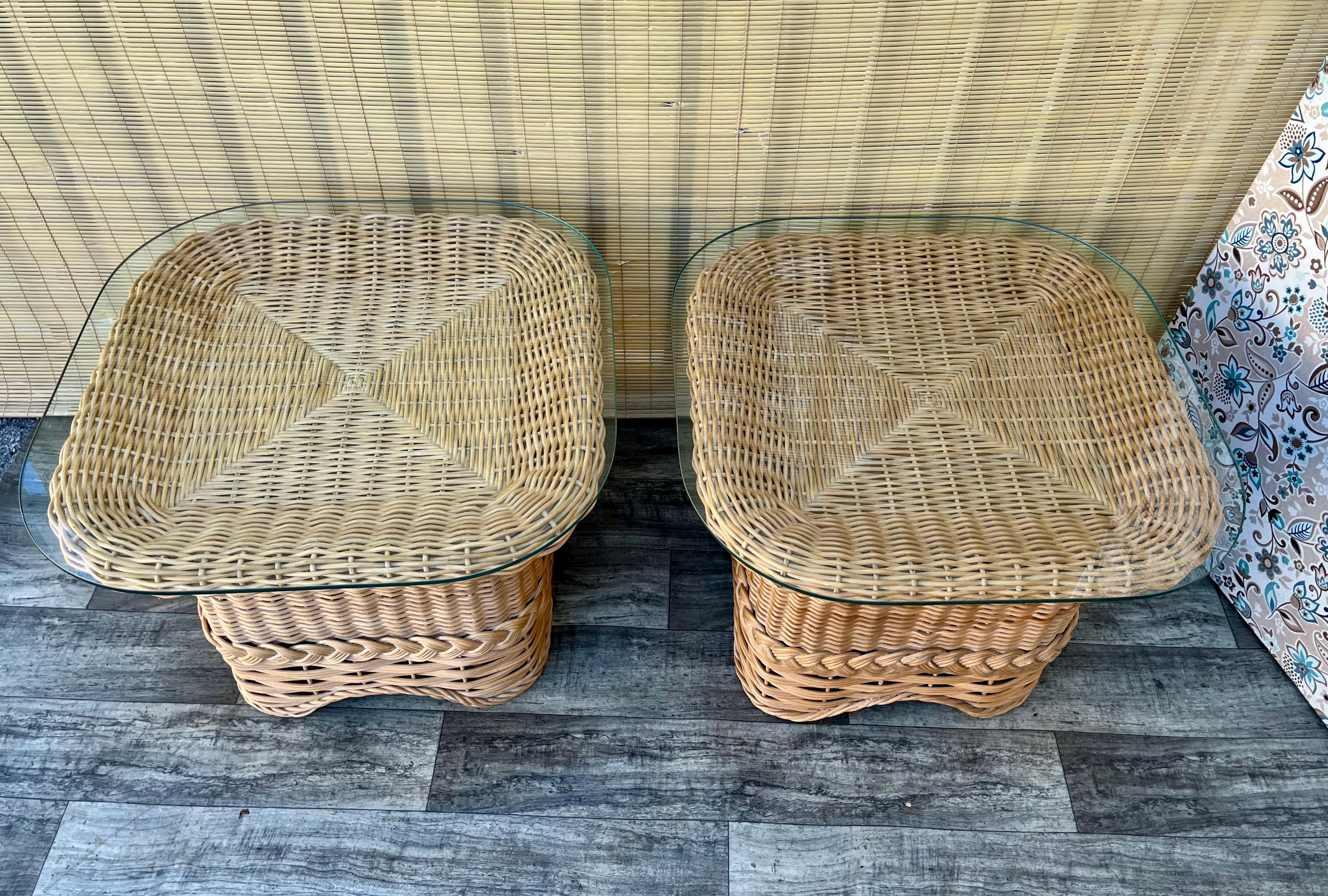 Fin du 20e siècle Paire de tables d'appoint en rotin tressé de style côtier. Circa 1980 en vente