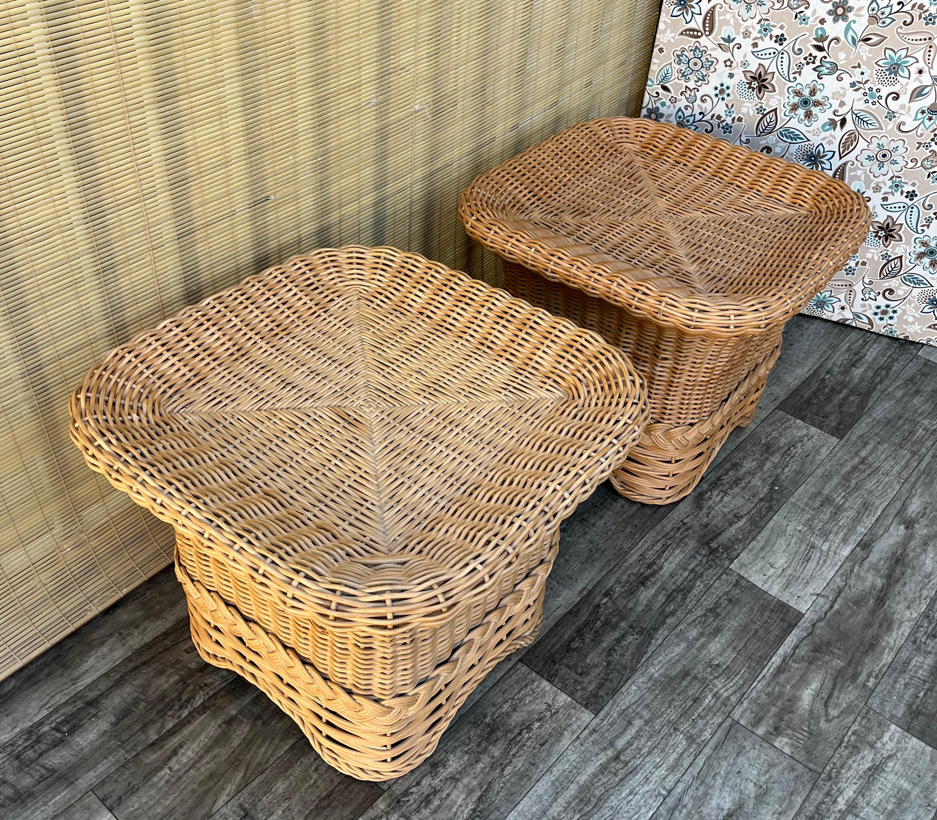 Osier Paire de tables d'appoint en rotin tressé de style côtier. Circa 1980 en vente