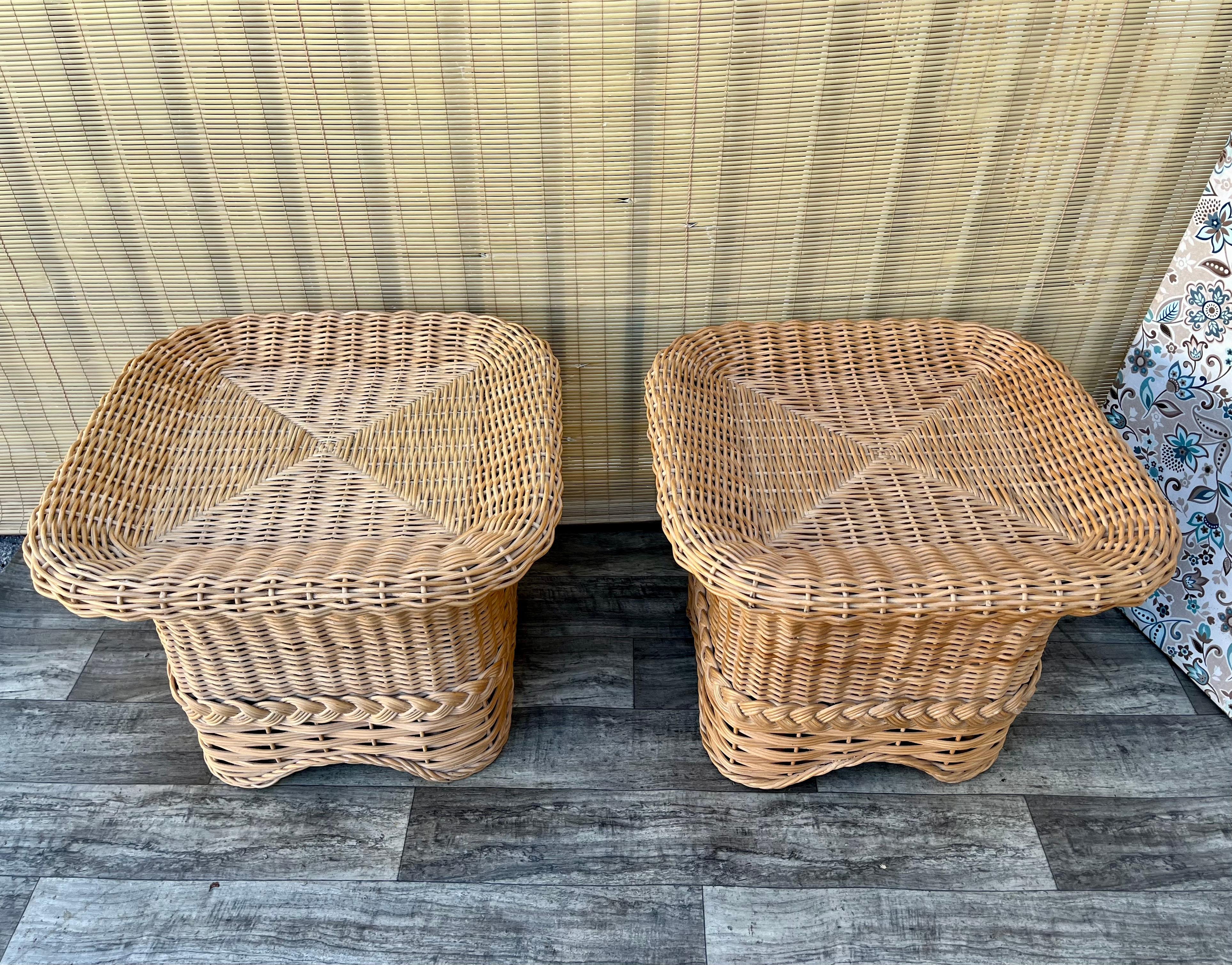 Paire de tables d'appoint en rotin tressé de style côtier. Circa 1980 en vente 1