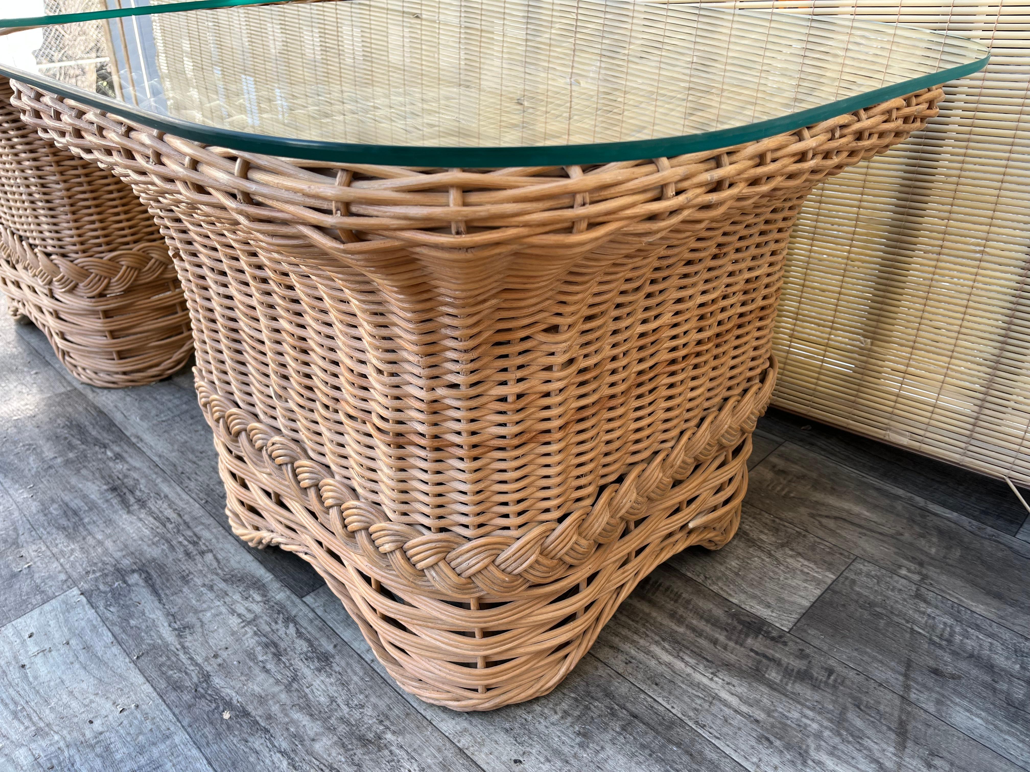 Paire de tables d'appoint en rotin tressé de style côtier. Circa 1980 en vente 2