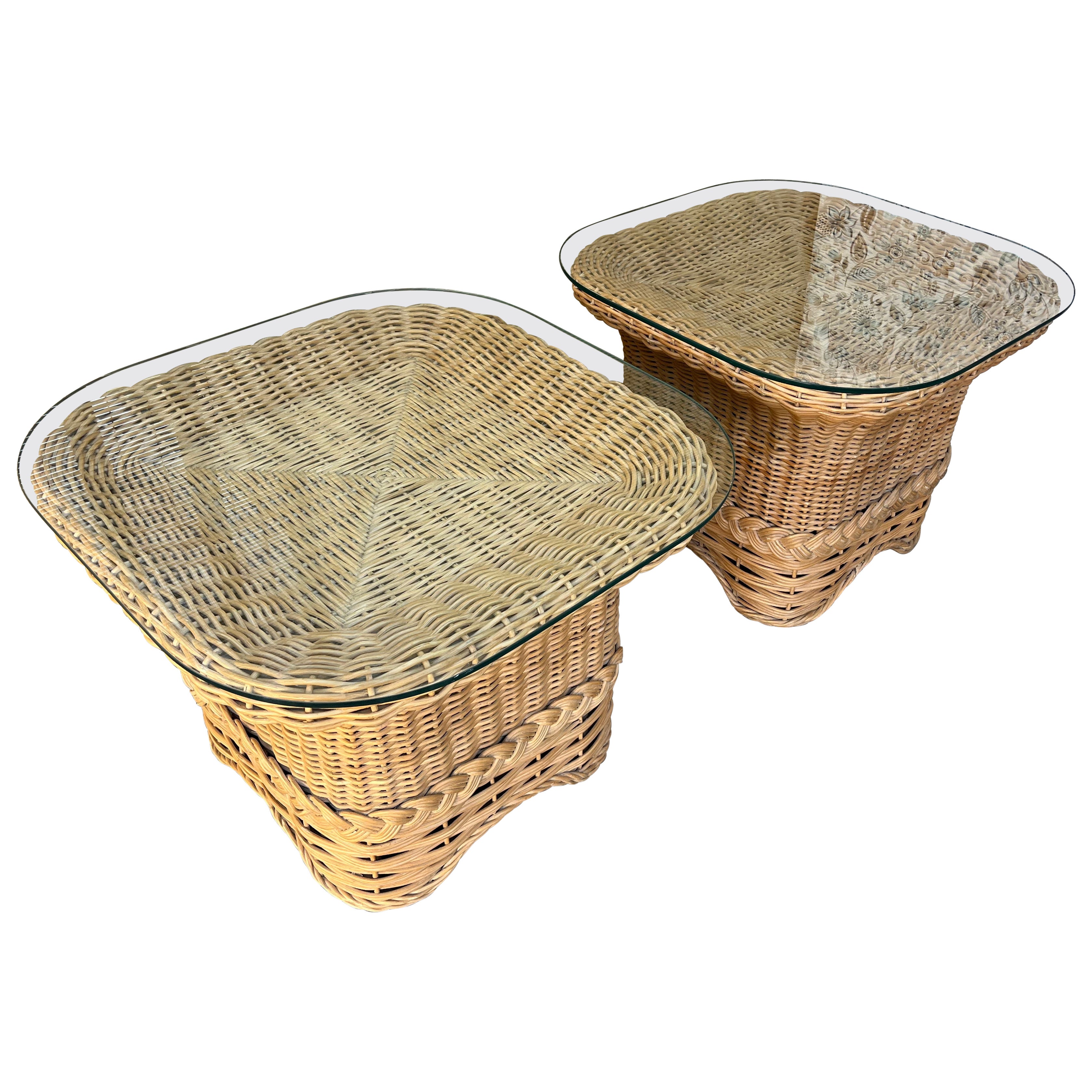 Paire de tables d'appoint en rotin tressé de style côtier. Circa 1980 en vente