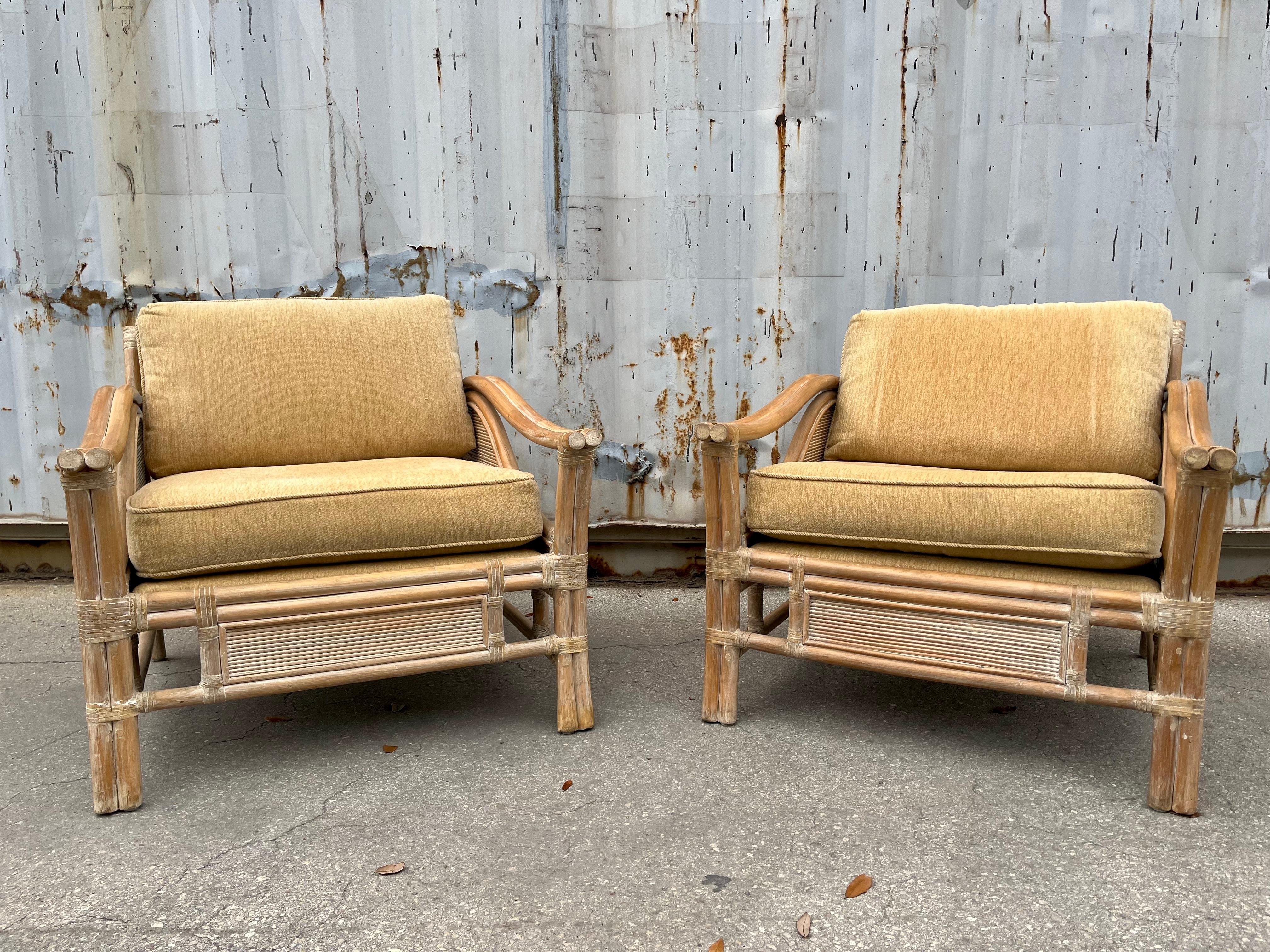 Un par de sillas de salón vintage de ratán de estilo bohemio/costero es la manera de McGuire. Alrededor de 1980.
Presenta un diseño inspirado en la modernidad de mediados de siglo, un acabado de ratán lavado, reposabrazos curvados, respaldos