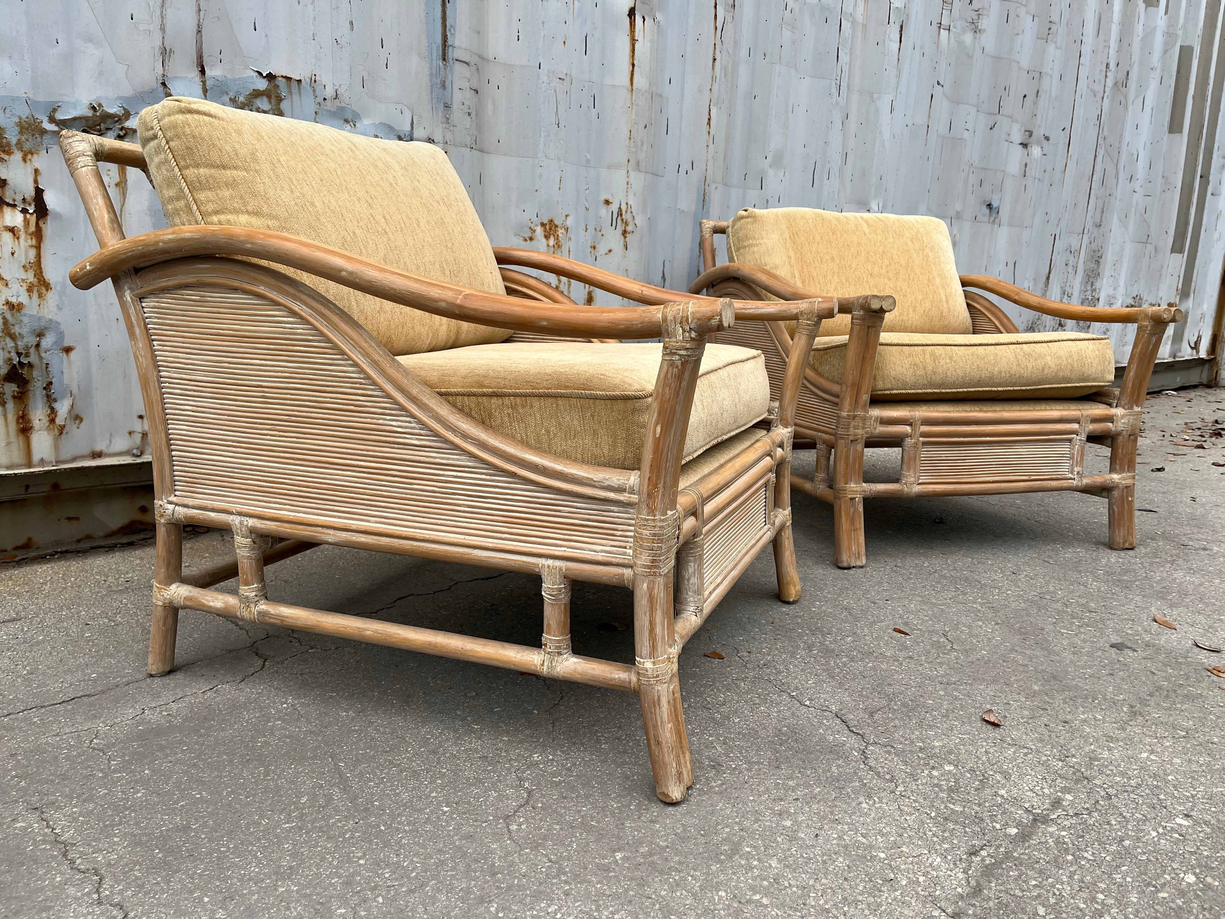 Un Par De Sillas De Tumbona De Ratán Estilo Costero Es La Manera De McGuire. C. 1980s en Bueno estado para la venta en Miami, FL
