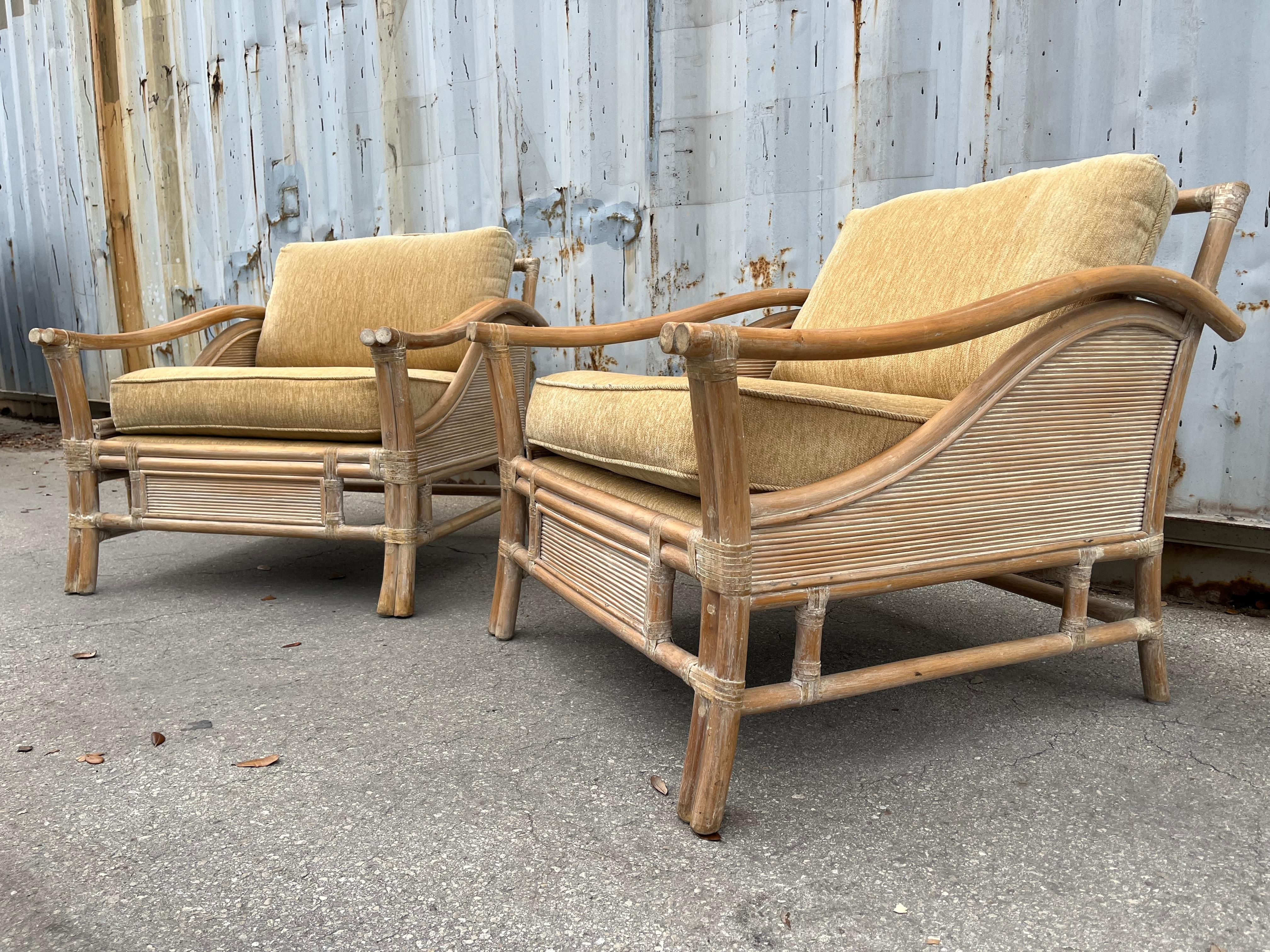 Un Par De Sillas De Tumbona De Ratán Estilo Costero Es La Manera De McGuire. C. 1980s finales del siglo XX en venta